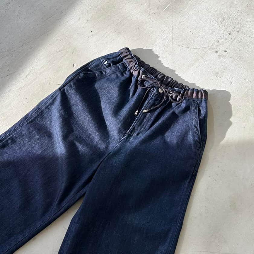 Moname Official Instagramさんのインスタグラム写真 - (Moname Official InstagramInstagram)「．⠀ 上品に見えるシルエットの DENIM EASY WIDE。  綿の3倍も吸水・速乾性に優れている キュプラナイロンが入っているため、 まだ暑い今の時期にもサラッと快適です🍃  . DENIM EASY WIDE No.41131106 Col.RIN ¥17,600 . #moname #23aw #デニム #コーデ#モナーム #ワイドパンツ #instagramfashion #denim #moname_code #jeans #デニム#ストレッチデニム」9月13日 16時49分 - moname.official