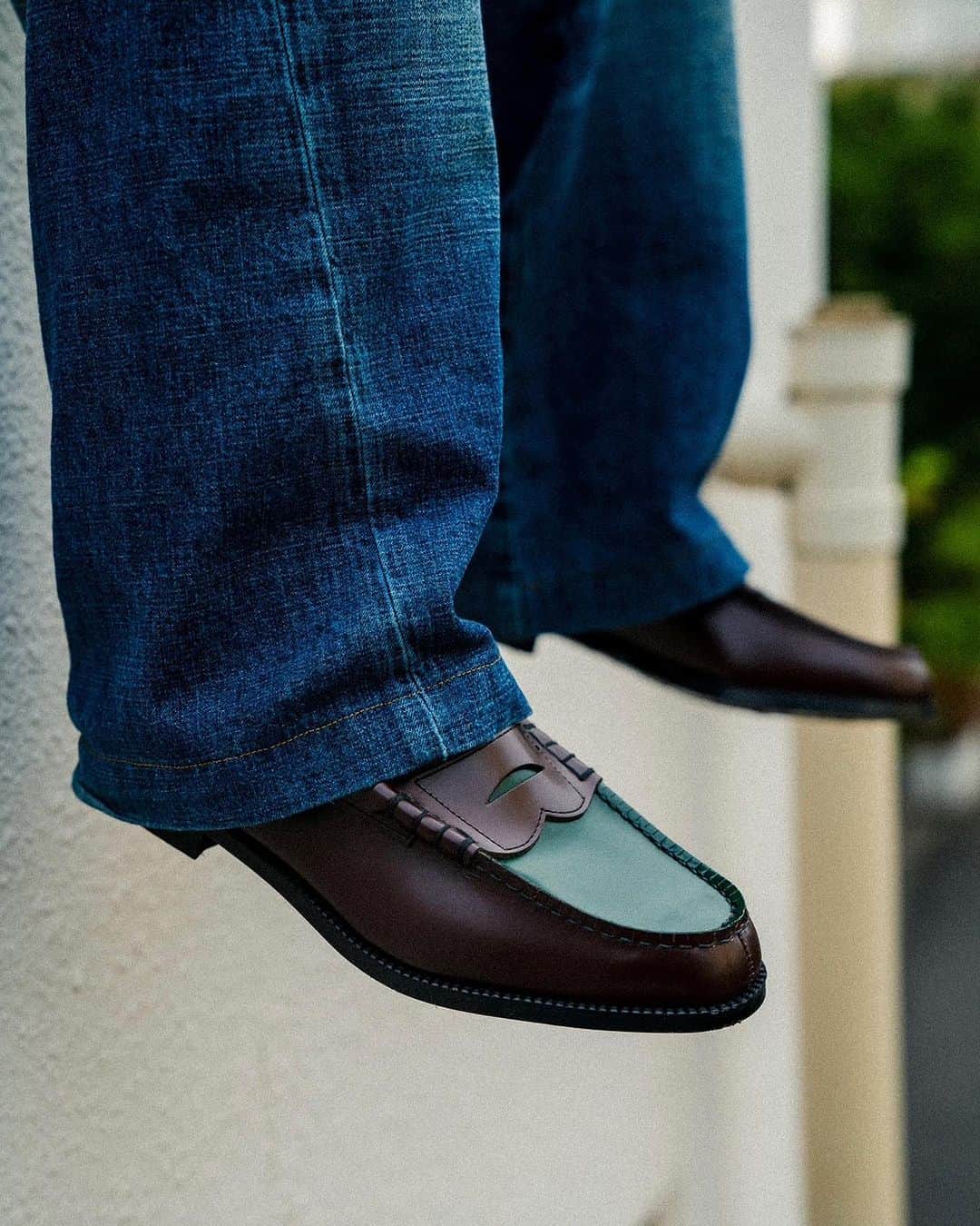 McGuffinさんのインスタグラム写真 - (McGuffinInstagram)「⚡️McGuffin Street News⚡️  <The Kenford Fineshoes>がコンビローファー"Beef×Broccoli"を発売。  @kenford_fineshoes_official   革靴の新たな価値観を構築することをコンセプトに、MADE IN JAPANのクラシックローファーのみを発信する<The Kenford Fineshoes>は新色の"Beef×Broccoli"を9/15(金)11:30より発売。  発売に先駆けて、23年秋冬シーズン第一弾となるブランドルックを公開する。  ストリートで愛され続けるアウトドアシューズの名作カラーリングを、クラシックなレザーローファーに大胆に落とし込んだ新色。本LOOKではデザインの着想源となったシューズへ敬意をはらい、"Hood"をテーマに2000年代初頭のHIPHOPの空気感を再現している。 . Stylist: Hiroto Yoshikawa @_hirotoyoshikawa Photographer: Ryoji Yamaguchi @yamaguchi_ryoji Hair: Narumi Nishihara(FLEURI) @narunissy Model: Taro @tarosakaguchi Director: Yu Orishikide @ohli_day . Item No: K001 C23 BEBR Design Name: Mens Combi Loafers / Beef & Broccoli Size: 24.0cm-28.0cm Price: ￥17,600(tax in) . 販売店舗 /公式オンラインストア @kenford_fineshoes_official /briwn (先行販売中) @briwn_shop /LHP Ura-Hara(期間限定販売） @lhp_uraharajuku . #thekenfordfineshoes #kenford」9月13日 16時59分 - mcguffin_official