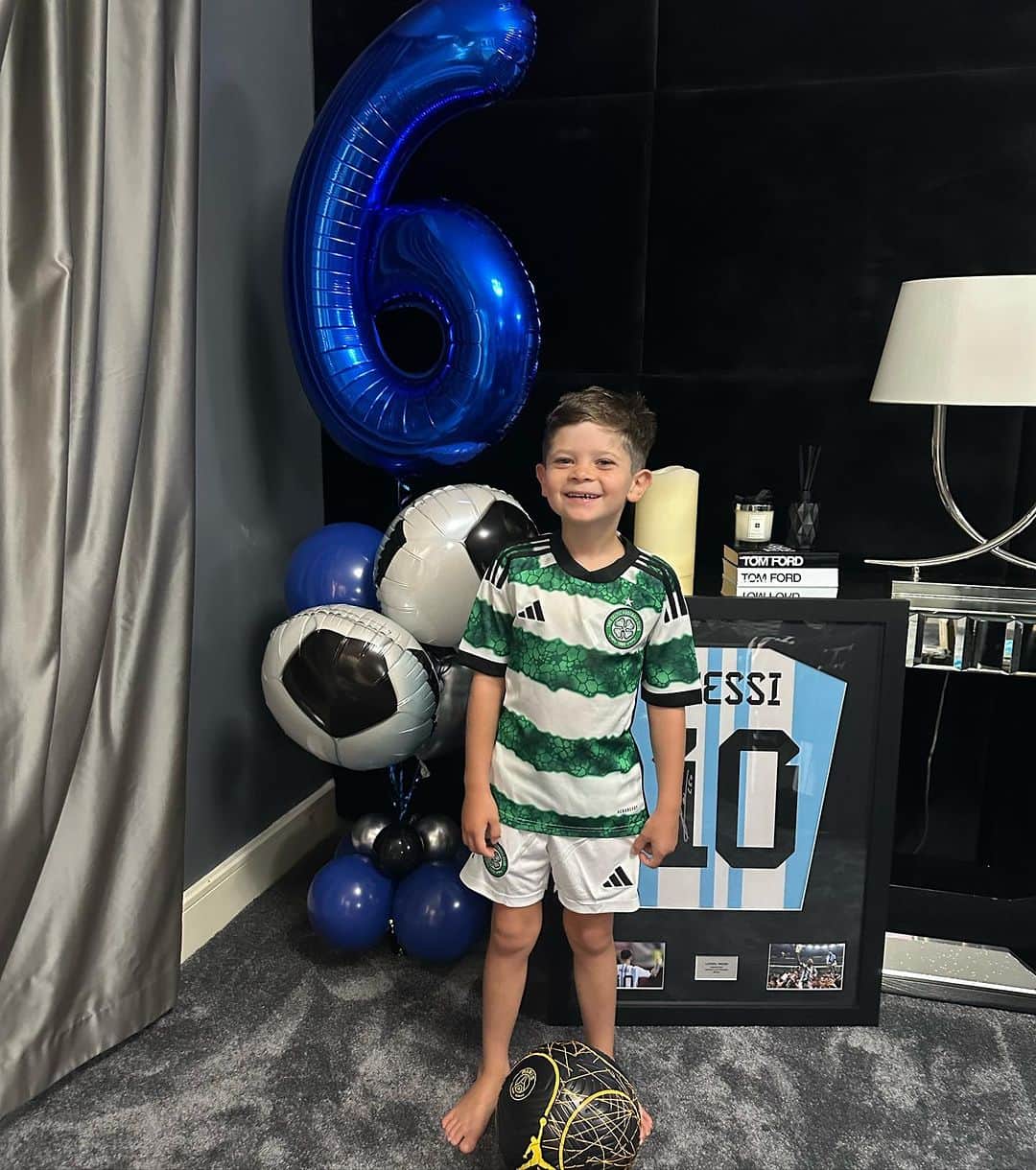 ダニエル・オハラのインスタグラム：「Happy birthday @iam_ronnieoneill can’t believe your 6 such a big boy now we love you so much 🥰🥳 Balloons @theballoonstudio20 🎈」