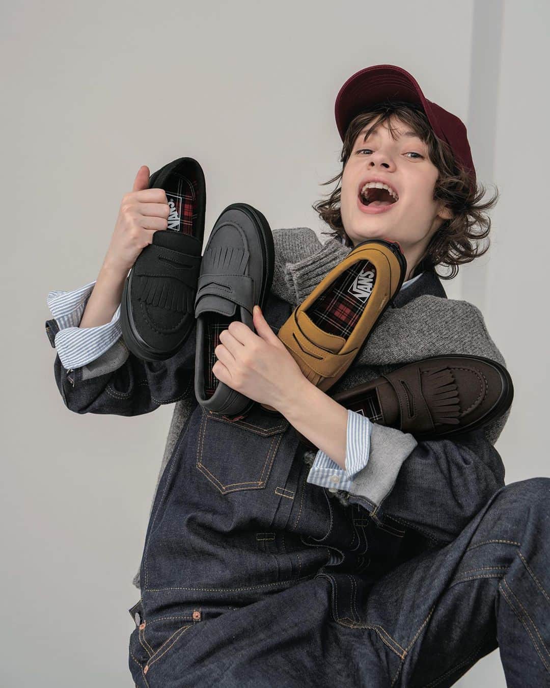 FUDGEのインスタグラム：「‣ ‣ ‣《FUDGE》と《VANS》のローファースニーカーさえあれば、秋の装いをとことん満喫できちゃう！  Put on 《VANS》 Meet a New you！ ずっと変わらず、ずっと愛せる。そんな大人気のスニーカーブランド《VANS（ヴァンズ）》と《FUDGE（ファッジ）》の特別なモデルが完成。ファッジガールには欠かせないローファータイプをベースにした今作。ベーシックな着こなしにはもちろんのこと、英国スタイルにマッチ。履き心地がよく革靴見えする、まさに理想の1足をぜひ手にしてっ！  〔 Photo 01 〕 全4色の特別なモデル、どれが好き？ 今回発売されるファッジの特別モデルは、ローファー見えする品格ある表情が魅力。ブラック、グレー、ブラウン、マスタードの全4色展開で、インソールにはブリティッシュムードのタータンチェック柄を採用しました。  ✔︎手に持ったスニーカー各¥8800／VANS @abc_mart_japan  〔 Photo 02 〕 定番の英国ムード×スポーツテイストにいい塩梅 トレンチコートにチルデンセーター。いわゆる定番の英国ムードのコーディネートに合わせたのはスウェットパンツとローファースニーカー。クラシカルなスポーツテイストと足元のバランスで全体が新鮮な印象。スニーカーのありそうでないグレー×ブラックソールの組み合わせがかわいい。  ✔︎スニーカー￥8800／VANS　@abc_mart_japan  〔 Photo 03 〕 フリンジはベルクロタイプで取り外し可能なローファースニーカー。スエードアッパーとイン ソールのチェック柄との配色はもちろん、よりローファー感を高めてくれる。  ✔︎スニーカー ¥8800／VANS　@abc_mart_japan  〔 Photo 04 〕 ローファー見えするスニーカーはアイビールックでその真価を発揮。ハウンドトゥース柄のジャケット、カレッジ調のトレーナー、スカートの足元に発色のいいマスタードカラーをチョイス。秋冬らしい温かみのある1 足はきっとスタイリングの強い味方として重宝してくれます。  ✔︎スニーカー¥8800／VANS　@abc_mart_japan  〔 Photo 05、06 〕 ローファースニーカーと合わせて履きたい！数量限定のノベルティもチェック 今回の特別モデルは数量限定なのに加えてノベルティのソックスもご用意。後ろに入ったユニークなメッセージ刺繍に注目してみて。ソックスは予約からの先着順。なくなり次第終了なので急いで！  @abc_mart_japan #vans #ヴァンズ #ローファーコーデ #pr  - - - - - - - - - - - - - - - 『FUDGE』2023年10月号は『 GOOD STANDARD ずっと使える、本当にいいもの。 』特集全国の書店、コンビニ、webで人気販売中です！◎ ぜひ最新号をゲットして @fudge_magazine をタグ付けしてくださいね！  《FUDGEの他のアカウントも更新中》 ⌎men'sFUDGE @mensfudge ⌎snap @fudge_snap ⌎online store @fudge_online_store ⌎friend @fudge_friend ⌎coffee @fudge_coffee  #fudge #ファッジ #fudge_magazine #洋服好きな人と繋がりたい #服好き #おしゃれ女子 #おしゃれ好き #お洒落好き #お洒落女子 #シャツ #Tシャツ #靴 #トップス #コーディネート #カジュアルコーデ #秋コーデ #秋冬コーデ」