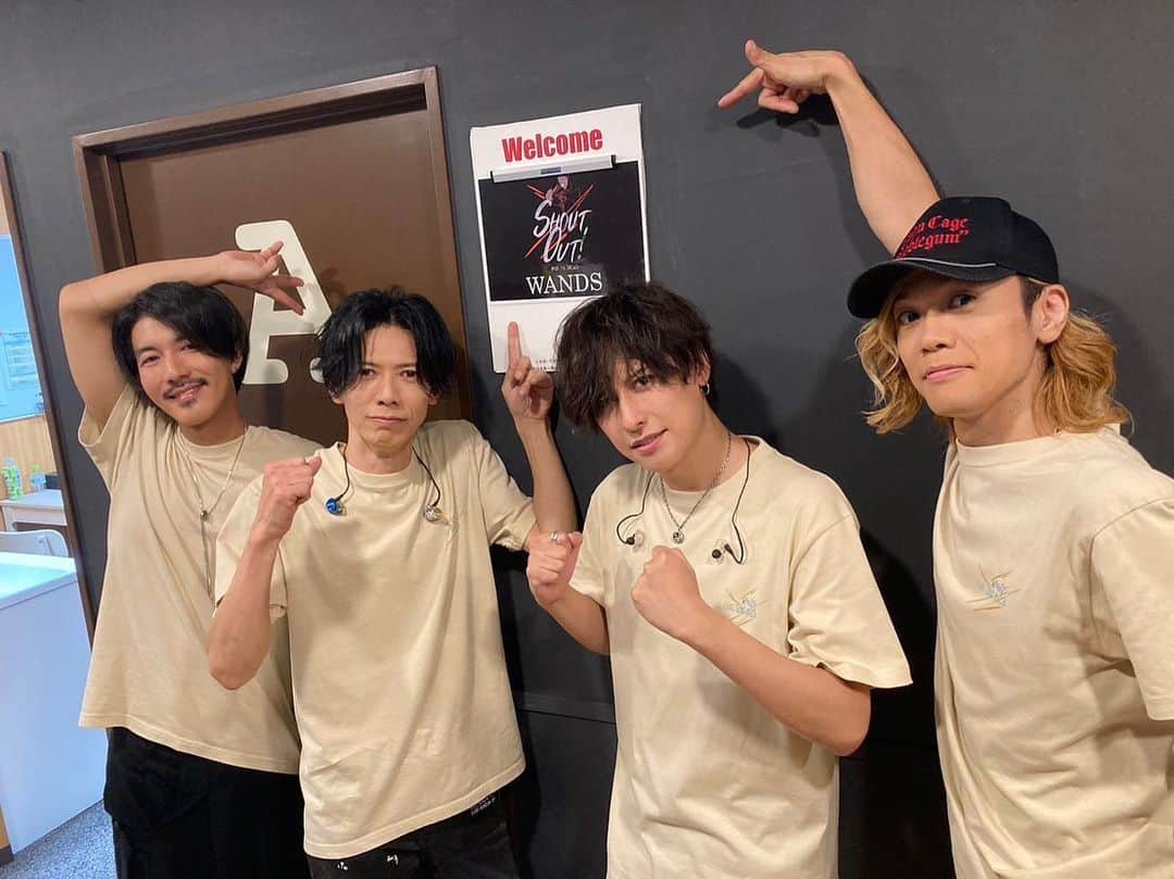 WANDSのインスタグラム：「9/12はWANDS第5期初の札幌でSHOUTOUT！  想像を超える大歓迎にメンバーもびっくりしていました！ 皆さんにとっても特別な想い出になったでしょうか？  毎回予想外の出来事がありますが、これこそLIVEの良さでもありますね😅  札幌のみなさん、北海道のみなさん、遠方からお越しくださった皆さんもありがとうございました！！📣  ハッシュタグ付けてのご感想もたくさん投稿していただきありがとうございます。  次は少し空けて来週9/21名古屋！ ツアー残り2本、全力で駆け抜けます！   #wands_shoutout」