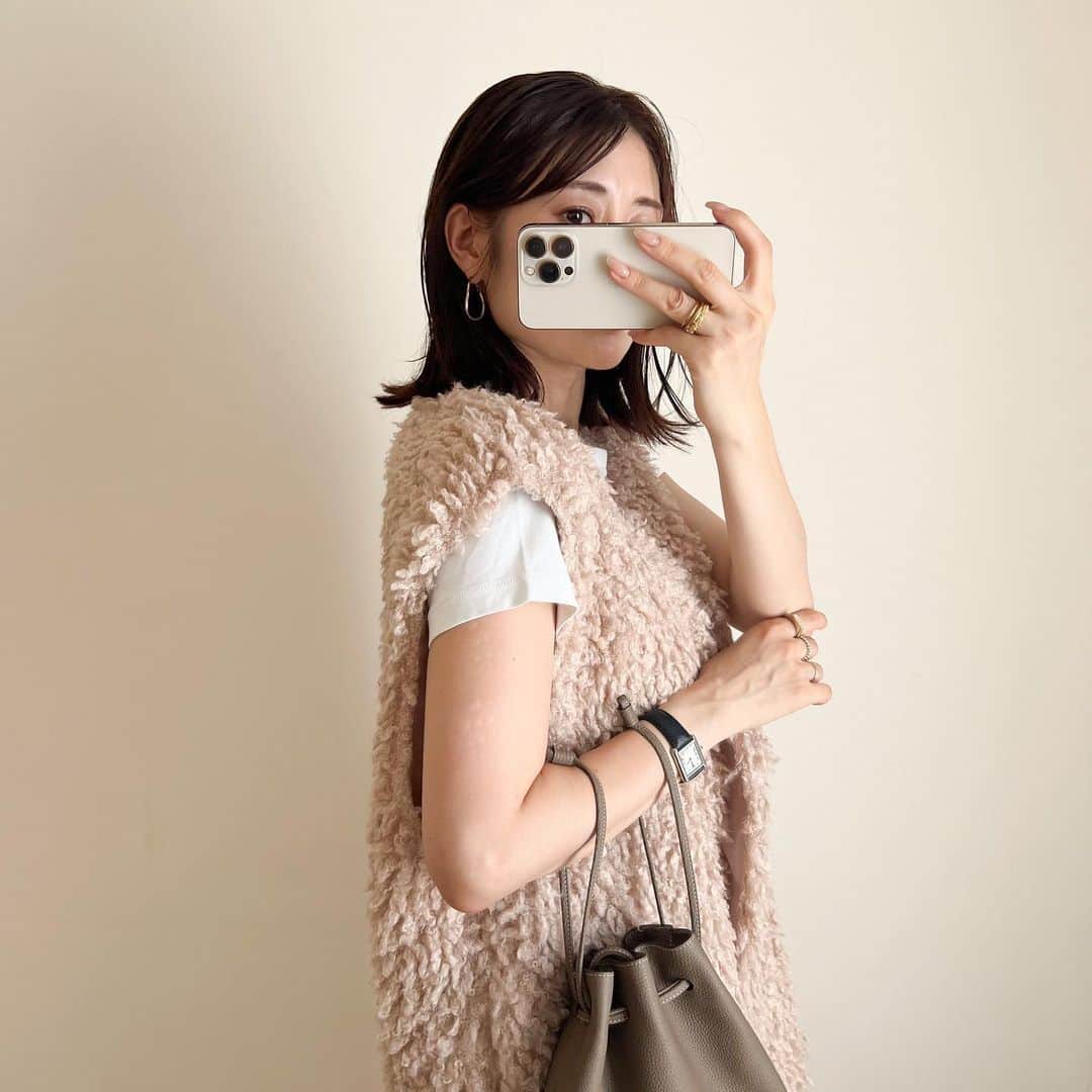 n.etsuuのインスタグラム：「2023.9.13  @classicalelf_official ボリュームプードルフェイクファーベスト beige / Lサイズ  そろそろ夏服にも飽き始め… もこもこふわふわが気になる🫣  Tシャツに合わせるのも 好きやなぁ〜♡ 冬はリブニットと合わせたり☺️❤️妄想中です。  vest▸Classical Elf. Tshirt▸#UNIQLO skirt▸Meri boots▸#gu bag▸bonaventura  #classicalelf　#クラシカルエルフ #エルフコーデ #タイアップ #zozo #zozotown #ママコーデ#高身長コーデ」
