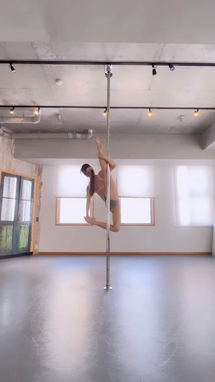 坂井絢香のインスタグラム：「Spinning pole routine🍒  #pdsnapdragonvariation  Wearing @menuet_official   #pdtricks  #poledance #ポールダンス　 #spinningpolecombo #spinningpole」