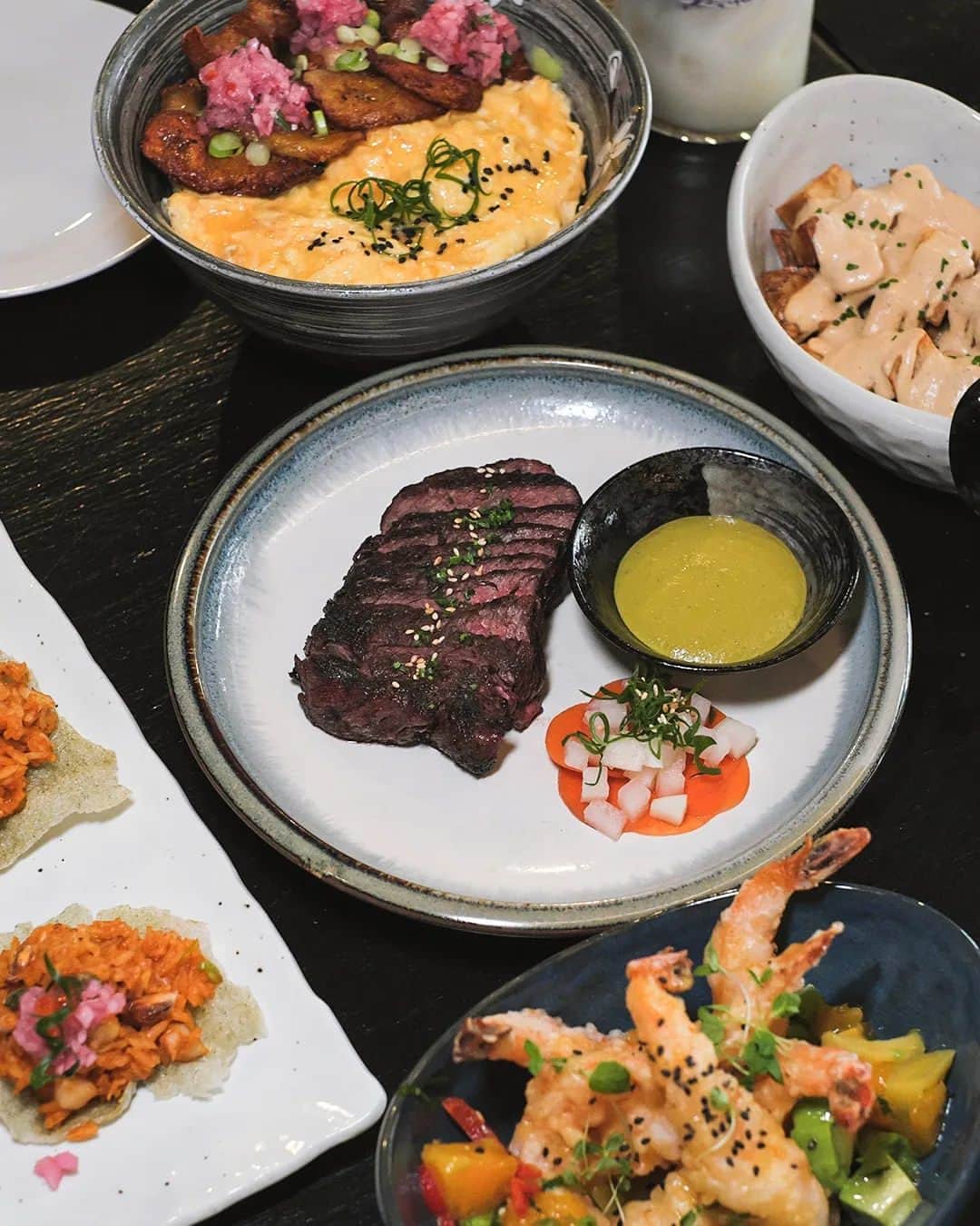 Erinaさんのインスタグラム写真 - (ErinaInstagram)「Have you tried Peruvian × Japanese 🇵🇪 🇯🇵???  We have tried Shibuya Degustation menu.  - Oysters -Dulce Salmon Nigiri🍣 -Wagyu a lo Pobre 🍣🍳 -El Trio  -Tempura Prawns🦐 -Seafood Taco -Japon Meets Peru + Rocoto Huancain  -Chaufa  Lima (Additional)  -Desserts   @limanikkei_sydney」9月13日 16時57分 - eliseaki