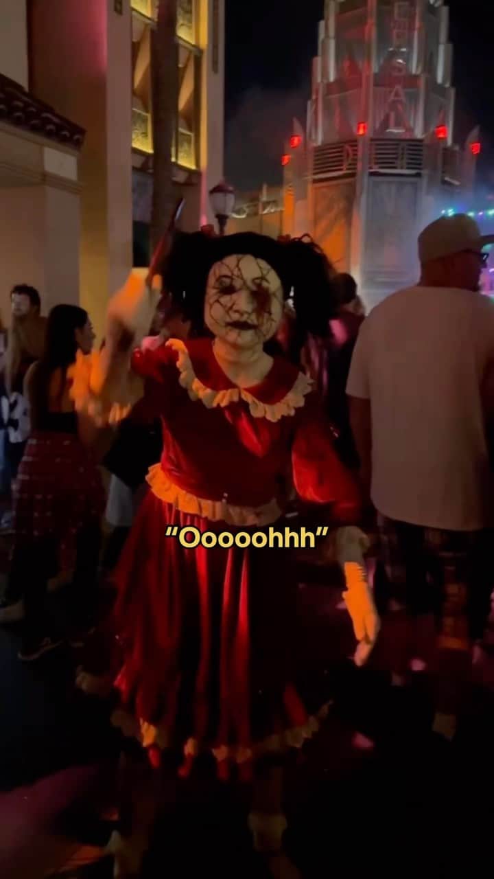 アレッソのインスタグラム：「who’s scared, not me 🥲 Thank you to @horrornights for the tickets」