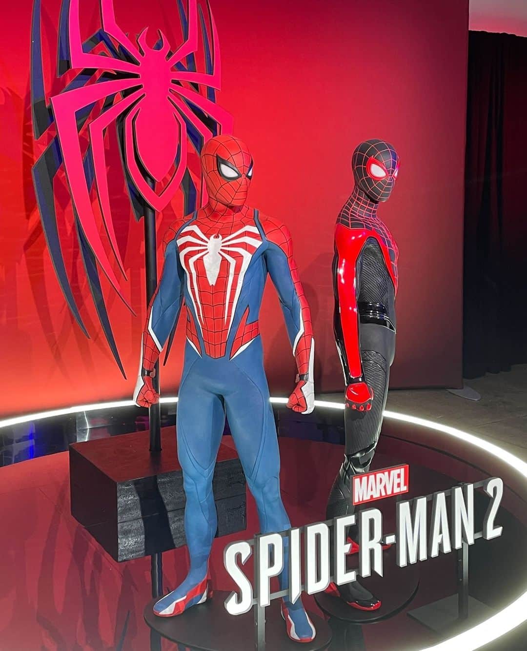 クリス・ハードウィックさんのインスタグラム写真 - (クリス・ハードウィックInstagram)「Peter Parker and Miles Morales are Spider-Man 🕷️🕸️⁠ ⁠ Stay tuned for more #SpiderMan2PS5」9月13日 8時00分 - nerdist