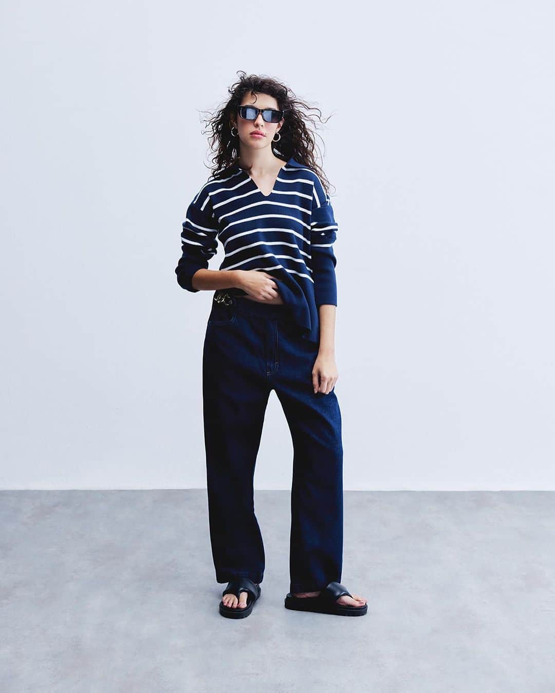 ロジャス・レナーのインスタグラム：「Quer saber qual é o jeans ideal para suas produções? A dica é apostar nas modelagens mais versáteis, que combinam com produções elegantes e despojadas. 👖 Passe para o lado e encontre a peça perfeita para você. #Jeans #MaisJeans #ReJeans   blusa em tricô 744045789 | calça reta 833452482 | calça jeans reta 870047890 | sapato scarpin 853252496 | blusa básica cropped 547492686 | óculos de sol 782449901 | bolsa satchel 768650772 | blusa sem manga 825646287 | blusa regata 551400705 | sandália em couro 852645888 | jaqueta alongada 796274022 | jaqueta em jeans 877852189」