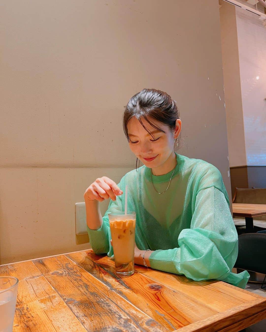 森貴美子のインスタグラム：「日々なにかと忙しくて、もう美容院に全然行けてないよ💇‍♀️ トリートメントもカットも最優先でしたいけど、最近パーマもかけたくなってきてる🤍」