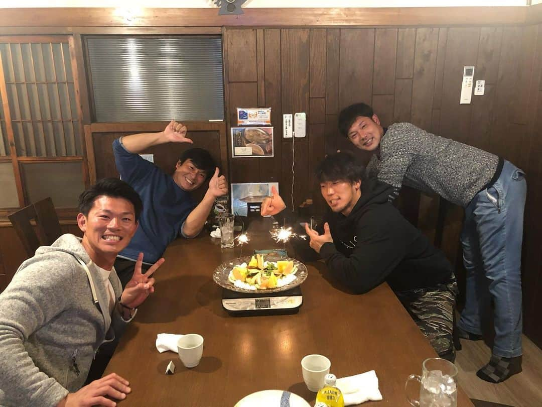 藤井淳志さんのインスタグラム写真 - (藤井淳志Instagram)「直倫・福ちゃん・大野 本当にお疲れ様でした😊 ナオとフッキーはいくつになってもクリクリの高卒ルーキーのイメージのままやったけど、気付けばベテランになってたんやなぁ🥹 大野の真面目さにもつくづく感心させられた😊 3人とも残りのプロ野球選手生活をエンジョイしてくれ〜😁 本当にお疲れ様😭 #堂上直倫#福田永将#大野奨太#引退#プロ野球#俺の背番号22を直接見てる選手がドラゴンズにいなくなってしまった#月日が経つのは早いなぁ」9月13日 8時11分 - atsushi.fj4