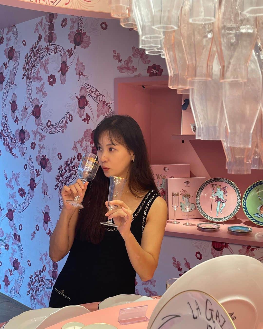 コ・ソヨンのインスタグラム：「GINORI SEOUL BOUTIQUE☕️ @ginori1735 @ginori1735_seoul_boutique  @kindspace_creativelab」