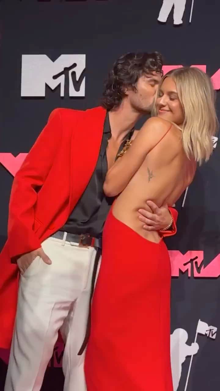 CBSのインスタグラム：「These two stealing our hearts at the #VMAs ❤️ @kelseaballerini @hichasestokes」