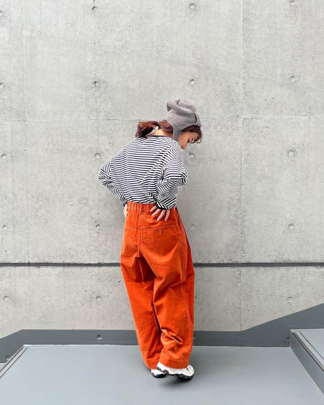 parici_officialのインスタグラム：「. ＊＊＊18wコール シリーズ＊＊＊  パッと秋を感じられる素材として毎年人気のコーデュロイ。今年は細コールで、すぐに着られるボトム2型と羽織シャツをつくりました。 ワイドパンツは9分丈で、冬に重たいトップスと合わせてもバランスが取りやすく、裾までのボリュームもきれいです。スカートは配色のウエストリボンがポイントでほどよいギャザー感が◯ パンツ、スカートともに後ろを向いたときのポケットのデザインが推しです☝️配色のボタンホールもかわいい…！  色も4色それぞれ違った印象になるので、ぜひじっくり選んでください。とても悩みます…！🦆  [PAR ICl] ・50-01-PT-001-23-2 18wコール 9分丈ワイドパンツ ¥14,080 ・50-01-SK-001-23-2 18wコール ギャザースカート ¥14,080 ・50-01-BL-001-23-2 18wコール スタンドシャツ ¥14,080  #parici #23aw #コーデュロイ #シャツコール #ワイドパンツ #ギャザースカート #9分丈 #🎃」