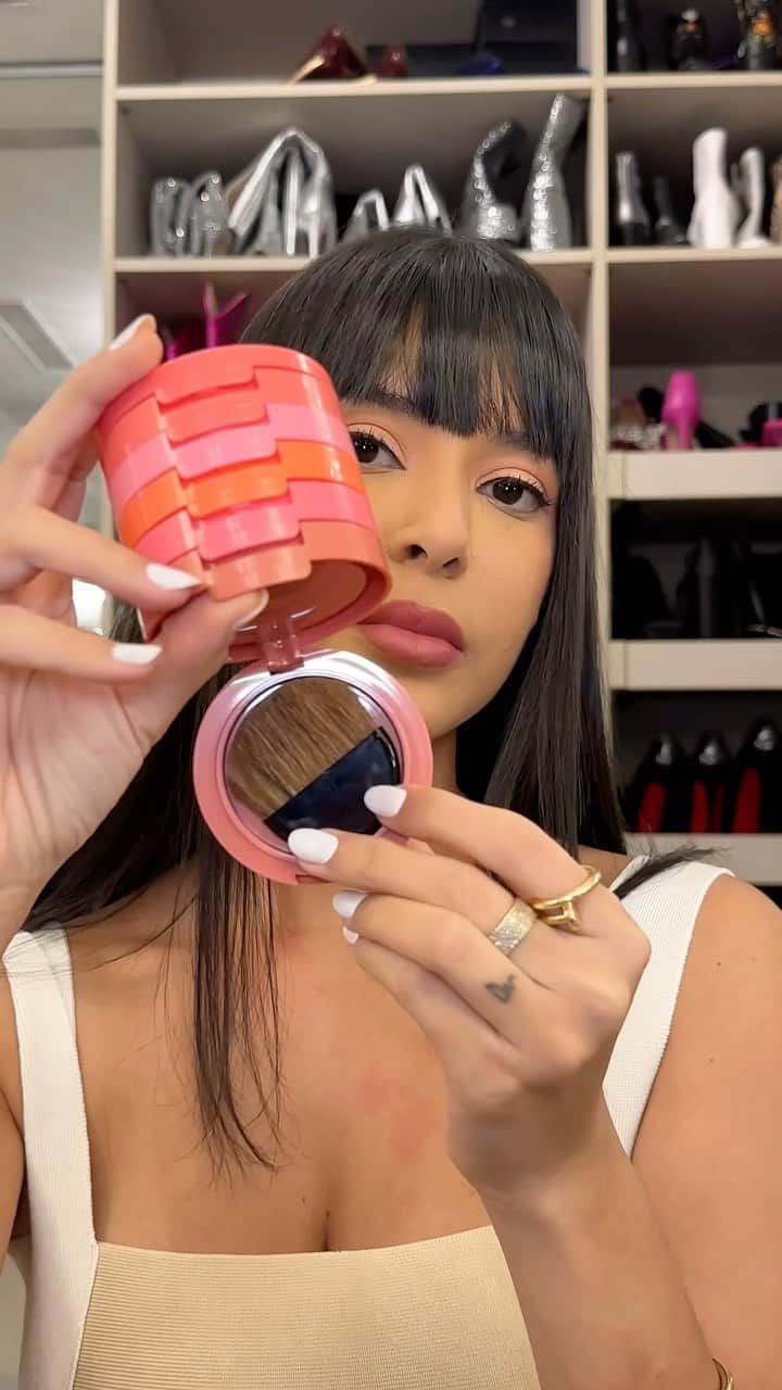 Gabriela Salesのインスタグラム：「Lacrinhas, testando Ricomprinhas Aleatórias de make. Kits de blushes e pós da marca Music & Flower. Vende em vários sites desses importados. Gostei até, viu? Achei super pigmentados e fininhos. Gostaram?」
