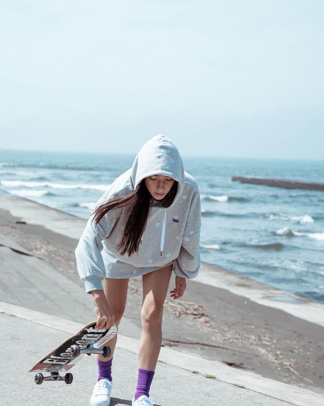 ROXY JAPANさんのインスタグラム写真 - (ROXY JAPANInstagram)「Skating along the shore, sea breeze and freedom. 🌊🛹 @louforlouise @boardriders_japan」9月13日 8時25分 - roxyjapan