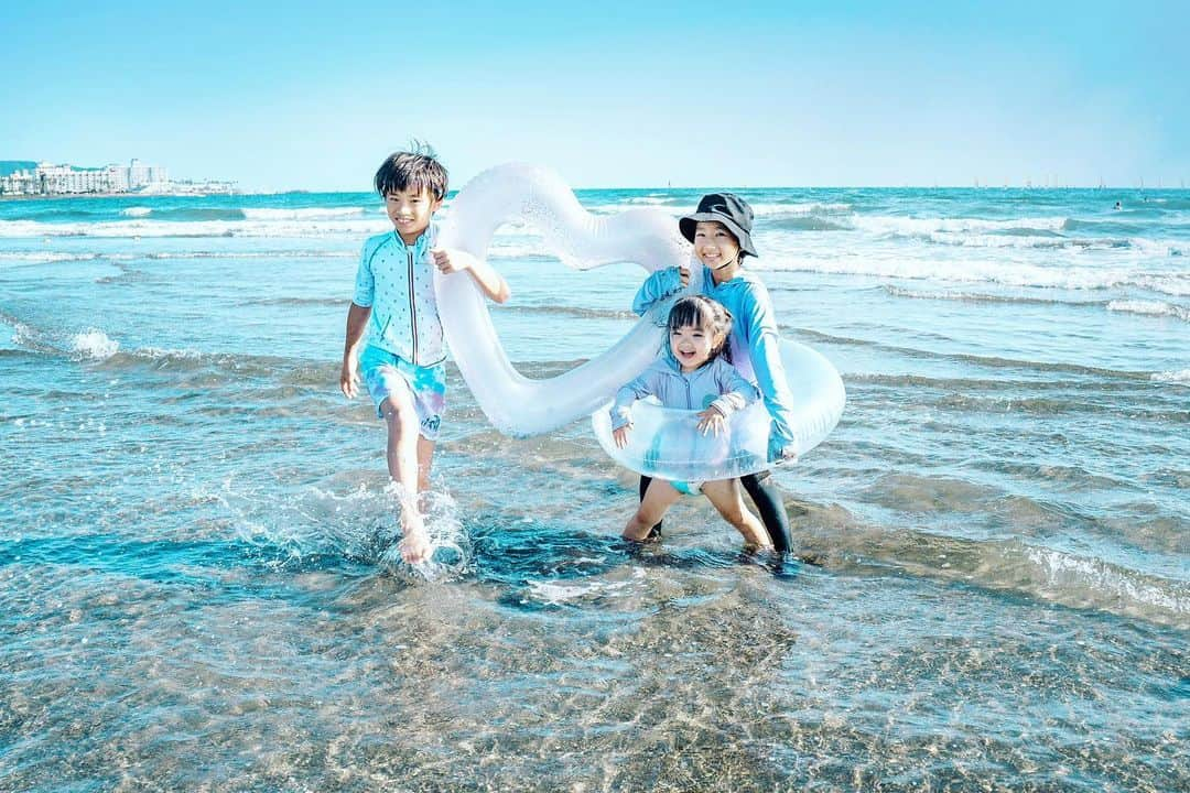 あすかのインスタグラム：「・ 夏休みの思い出☀️ 父母＆兄家族×2 4組そろって家族旅行。  海では初めてボディーボードに挑戦。 大人達は苦戦する中 子ども達はすぐにコツをつかみ 波に乗ってスイーっと 気持ちよさそうだった🌊 ・」