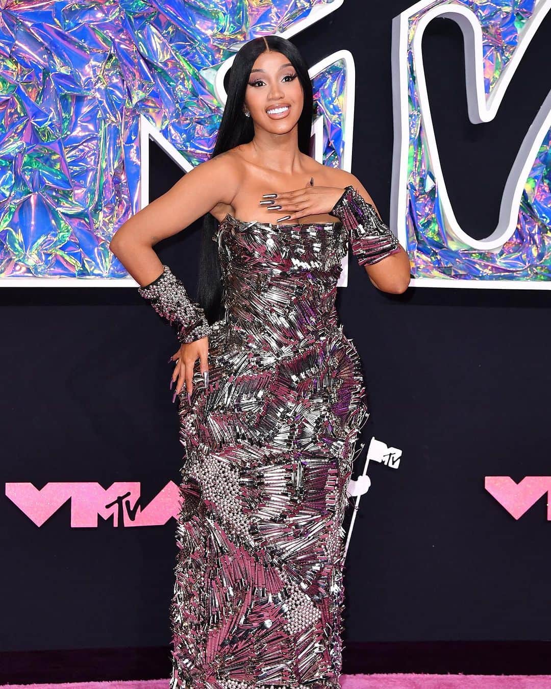 ELLE Magazineさんのインスタグラム写真 - (ELLE MagazineInstagram)「#CardiB wore a statement @dilarafindikoglu gown made of hair clips on the MTV #VMAs red carpet. She and #Offset also shared a kiss. 💋 Link in bio for details on her big night.」9月13日 8時29分 - elleusa