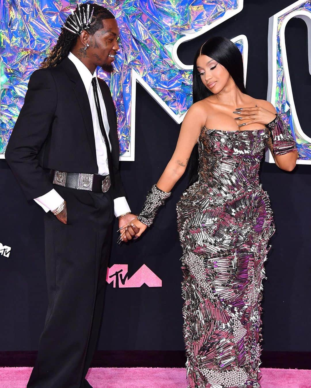 ELLE Magazineさんのインスタグラム写真 - (ELLE MagazineInstagram)「#CardiB wore a statement @dilarafindikoglu gown made of hair clips on the MTV #VMAs red carpet. She and #Offset also shared a kiss. 💋 Link in bio for details on her big night.」9月13日 8時29分 - elleusa