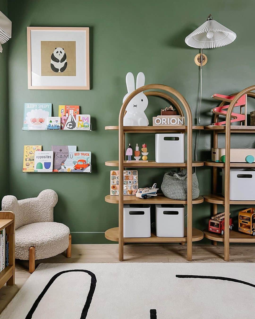 ジャスミン・トゥークスさんのインスタグラム写真 - (ジャスミン・トゥークスInstagram)「It's easy (and fun) being green—just ask @homeyohmy and her son, Orion. We teamed up with them to create a big boy room with lots of toy storage and plenty of space to play. Shop the full room at our link in bio.  #ToddlerRoom #KidsDesign #KidsFurniture #KidsDecor #BigKidRoom」9月13日 8時33分 - crateandkids