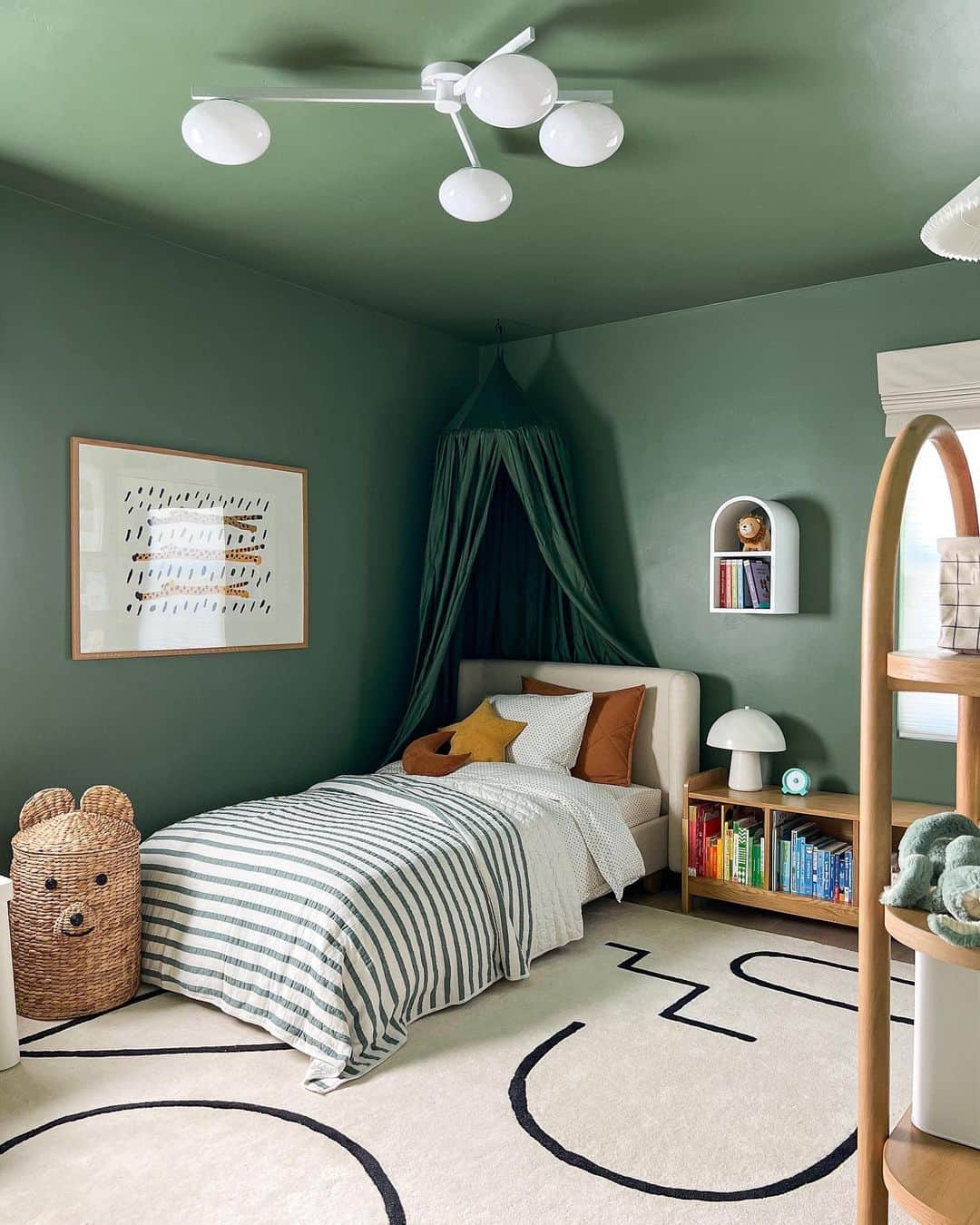 ジャスミン・トゥークスのインスタグラム：「It's easy (and fun) being green—just ask @homeyohmy and her son, Orion. We teamed up with them to create a big boy room with lots of toy storage and plenty of space to play. Shop the full room at our link in bio.  #ToddlerRoom #KidsDesign #KidsFurniture #KidsDecor #BigKidRoom」