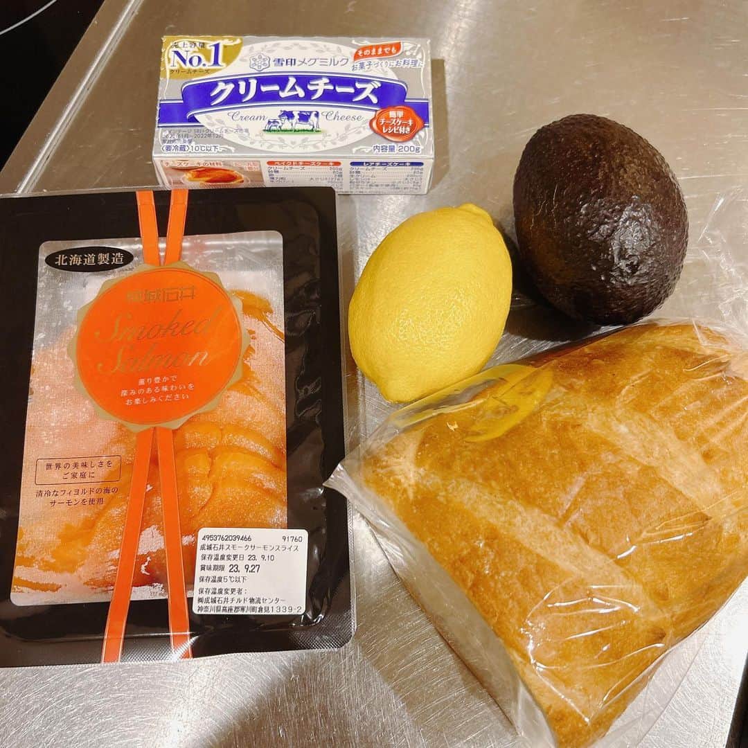 葉月里緒奈さんのインスタグラム写真 - (葉月里緒奈Instagram)「簡単美味しいアボカドトースト。 #おうちごはん #ランチ#アボカドトースト#クリームチーズとサーモンも追加#スープストックトーキョー#冷凍スープ#ストックしておくと便利 #とうもろこしとさつま芋のスープ #東京ボルシチ#rionahazuki」9月13日 8時34分 - riona_hazuki