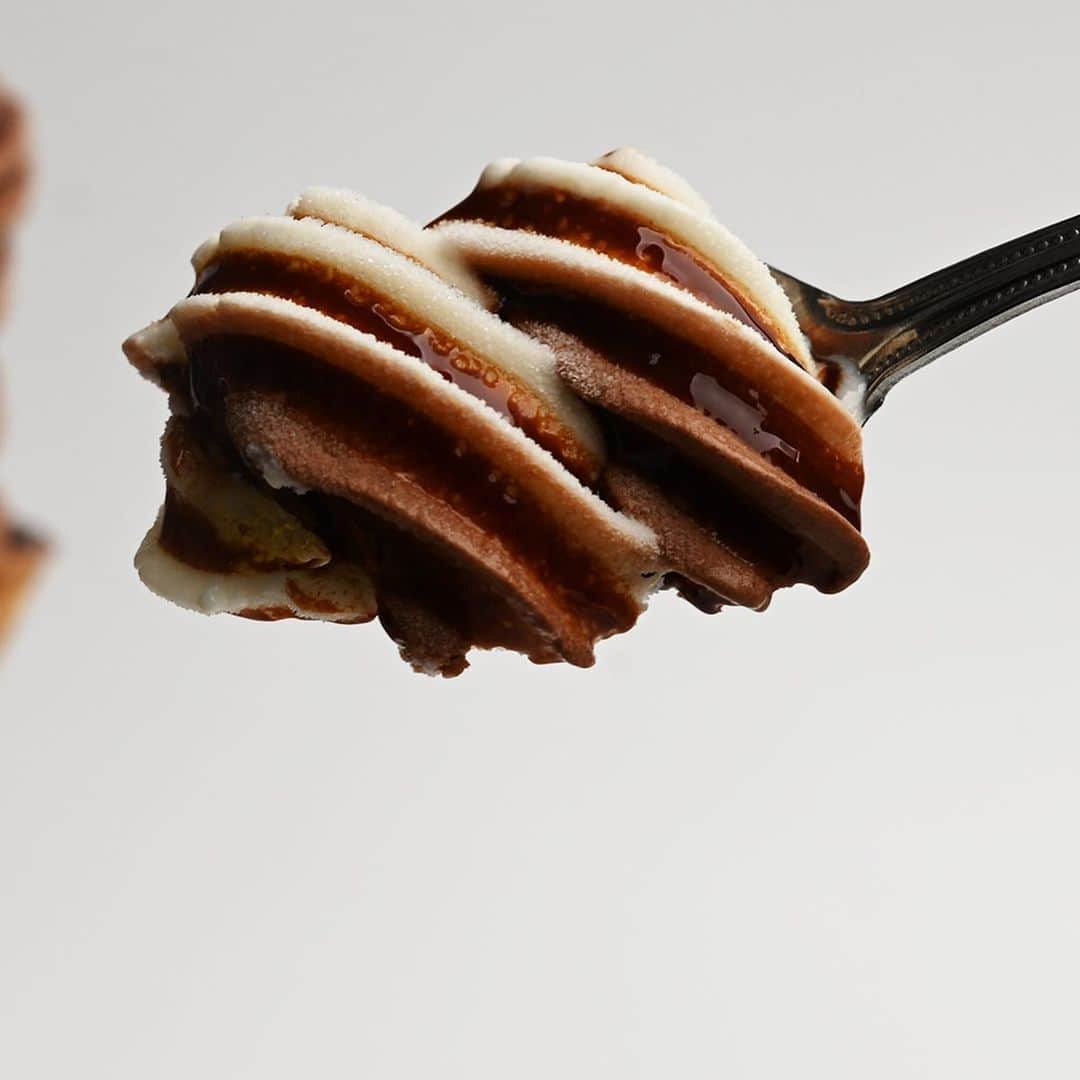 アイスマン福留さんのインスタグラム写真 - (アイスマン福留Instagram)「7プレミアム ワッフルコーンシリーズの新作！チョコレートアイスとミルクアイスの2種類を組み合わせ、さらに濃厚＆とろとろのチョコソースと一緒に巻き上げたソフトクリームタイプのアイスは間違いないおいしさ！セブン × 赤城の自信作です。食べたい方はお近くのセブンイレブンまたはセブン＆アイス系列店舗で探してみてください！  セブンプレミアム『ワッフルコーン チョコ＆ミルク』✨  #チョコレート#チョコアイス #ミルクアイス #ワッフルコーン #チョコソース #ソフトクリーム #セブンプレミアム #セブンイレブン #アイスマニア #アイスマン福留 #icecream #JapaneseIceCream #icecreamlover #icecreamtime #icecreamday #icecreamlove #icecreamporn #JapaneseIceCream #foodporn #foodie #instafood #foodstagram #yummy #yum #delicious #foodphotography」9月13日 8時37分 - iceman_ax