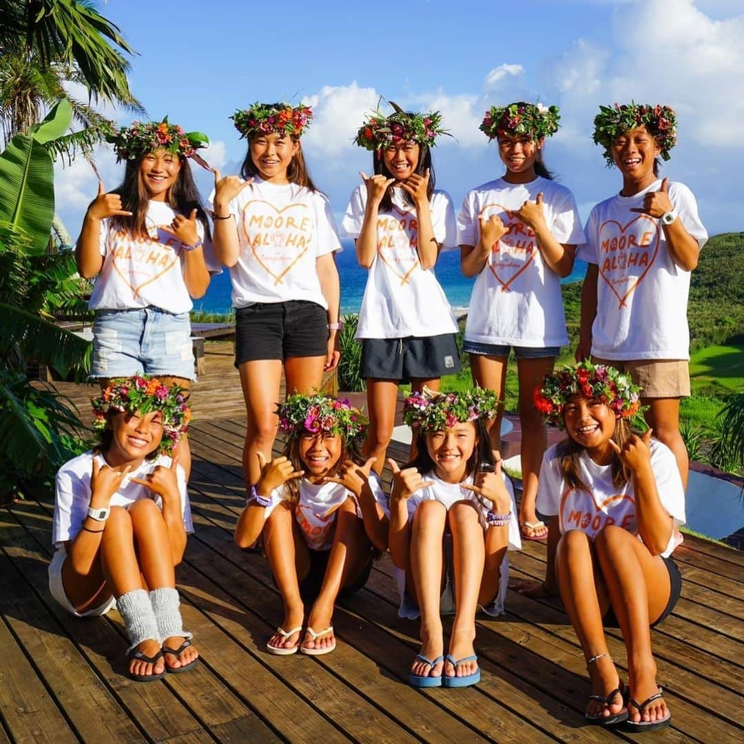 須田なつきのインスタグラム：「🌺 Moore Aloha in Tanegashima ‘23 🌺  ⁡ とっても楽しいイベントになりました✨💕！！ ⁡ サーフスキルを高めることよりも、今回のイベントは自分と向き合う時間をつくること、友情を深めること、周りに感謝の気持ちをもって過ごすこと。この３つが大きなテーマでした。参加してくれたガールズたちが、これから夢や目標に向かう中で、このイベントで過ごした2日間の出来事が何か助けや励みになるといいなと思っています。ですが、何よりも私がみんなと楽しんだような気がします🤣毎日一緒にサーフィンして、ご飯食べて、おしゃべりして楽しかったなぁ。 みんなの真剣な顔、楽しそうな無邪気な笑顔をたくさん見れた2日間でした🥰 ⁡ 参加してくれたみんな、運営に関わってくださった皆さん、協賛の皆さん、Carissa、Emilee、あやさんのおかげです！本当にありがとうございます！❤️ ⁡ This event's three main themes were more than just improving surfing skills, they were about making time for self-reflection, deepening friendships, and spending time with gratitude for those around you. I hope that the events of the two days spent at this event will be of some help and encouragement to the girls as they work toward their dreams and goals. We had fun surfing, eating, and chatting together every day. I saw everyone's serious faces and lots of innocent smiles that looked like they were having fun🥰 ⁡ Thanks to everyone who participated, everyone who worked hard to organize the event, and all the sponsors, Carissa, Emilee, and Aya! Thank you very much!❤️✨🌺 @rissmoore10  @aya155.5 @moorealoha」