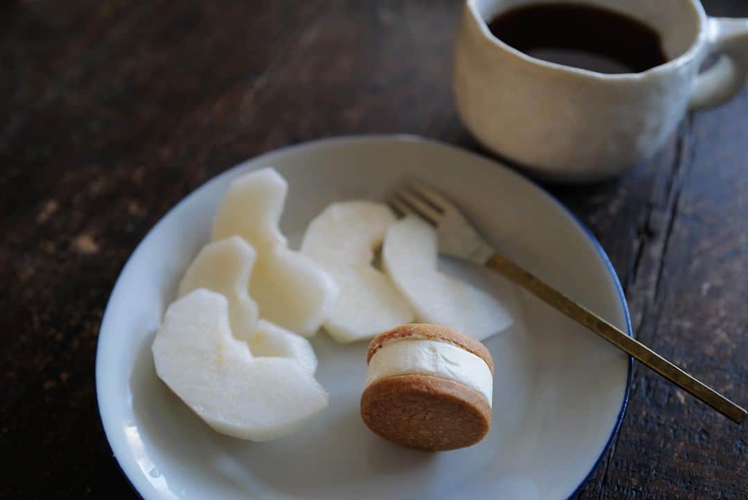 のインスタグラム：「朝ごはん🍐🧈  @10saki10 からいただいた梨 と　@palacehoteltokyo のスイーツアンドデリの 木箱に入った新商品バターサンド 要冷蔵庫だけどこれからの季節のおもたせにぴったり😮‍💨 シェフパティシエの窪田さんにも久々会えて すぐ食べないなら冷凍しても良いよって🧊 大好きなマダム直子さんと永田じいや(笑)と楽しき夜を 思い出しながら  @teteria.onishi さんのキームンを淹れて 濃い紅茶がバターサンドにぴったりでガッツポーズ💪🏻 そんなことがたまらなくしあわせである  今日も佳きいちにちを！  #life #あさごはん #食べることは生きること」