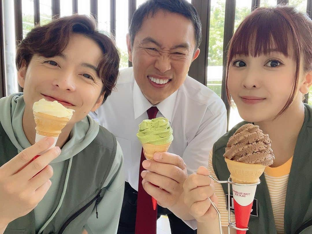 山本ひかるのインスタグラム：「本日は、科捜研の女第5話放送📺✨暑〜いロケだったので、ソフトクリームで元気補充しました🍦‬💕 京都の夏は暑い！けど、撮影があるのでとっても楽しいです👩🏻‍🔬👩🏻‍💻✨ 冬の京都が大好きなので冬も楽しみたいなぁ…❄ #京都 #猛暑 #ロケ #科捜研の女 #☀️ #kyoto #kyotojapan」