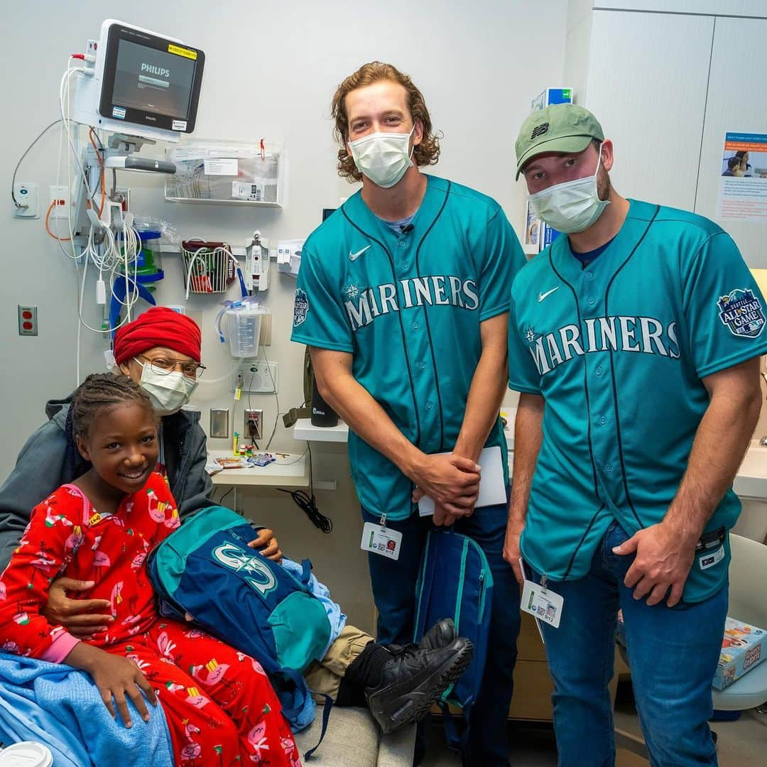 シアトル・マリナーズのインスタグラム：「What it’s all about 🥹… @calraleigh_, @logangilbert22 and the @marinermoose visited young patients at @seattlechildrens this morning to spread some cheer 💙」