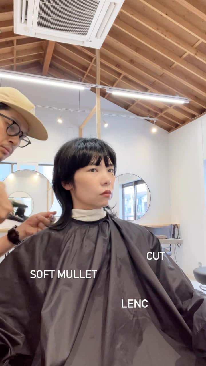 福元雄一郎のインスタグラム：「. ソフトマレット。 . Hair Yuichiro. . ◇ご予約はLINE予約で承っております🙆🏻‍♂️ クーポン、セットメニューもございます。 . . #ショートは福元まで . 髪質と骨格を見極めて、 一人一人に合わせたフィットあるヘアデザインを提案✨ 似合わせオーダーメイドカット＆カラーはお任せください✂︎🎨 ———————————————————————— 周りから褒められて、 簡単にスタイリング出来る ヘアデザインを提案します🥰 ◇小顔に見せたい。 ◇髪質も骨格もカバーしてほしい。 ◇丸顔でもシャープに見せたい方 ◇毛量がとんでもなく多くシュッと見せたい方 ◇癖で広がる ◇収まりが悪い ◇美容院に迷ってる ◇スタイリングが難しい ☆透明感あるカラーがしたい ☆艶感あるカラーがしたい ☆似合うカラーを見つけてほしい ☆暗いけど透けるカラーがしたい ☆ダメージを抑えたカラーがしたい . 独自のカットカラーで、多くの方々のお悩みを解消しています👌🏻✨ ———————————————————————— 髪の毛の悩み、切るのに不安がある方こそ！僕にご相談下さい☺️ . 是非僕に大切なヘアスタイルを 担当させて下さい✊🏻 ご予約心よりお待ちしております✨✨ . . . #LENC #lenc_hair #イロンナカタチ #福岡美容室 #大名美容室 #天神美容室 #福岡ショート#福岡ショートヘア#福岡カラー#福岡ヘアカラー#福岡ショートパーマ#福岡マッシュショート #福岡ショートボブ#福岡ハンサムショート#福岡ボブ#福岡ミニボブ#福岡美容室求人 #天神美容室求人 #大名美容室求人#福岡アシスタント求人#福岡美容師求人 #福岡美容学生募集」