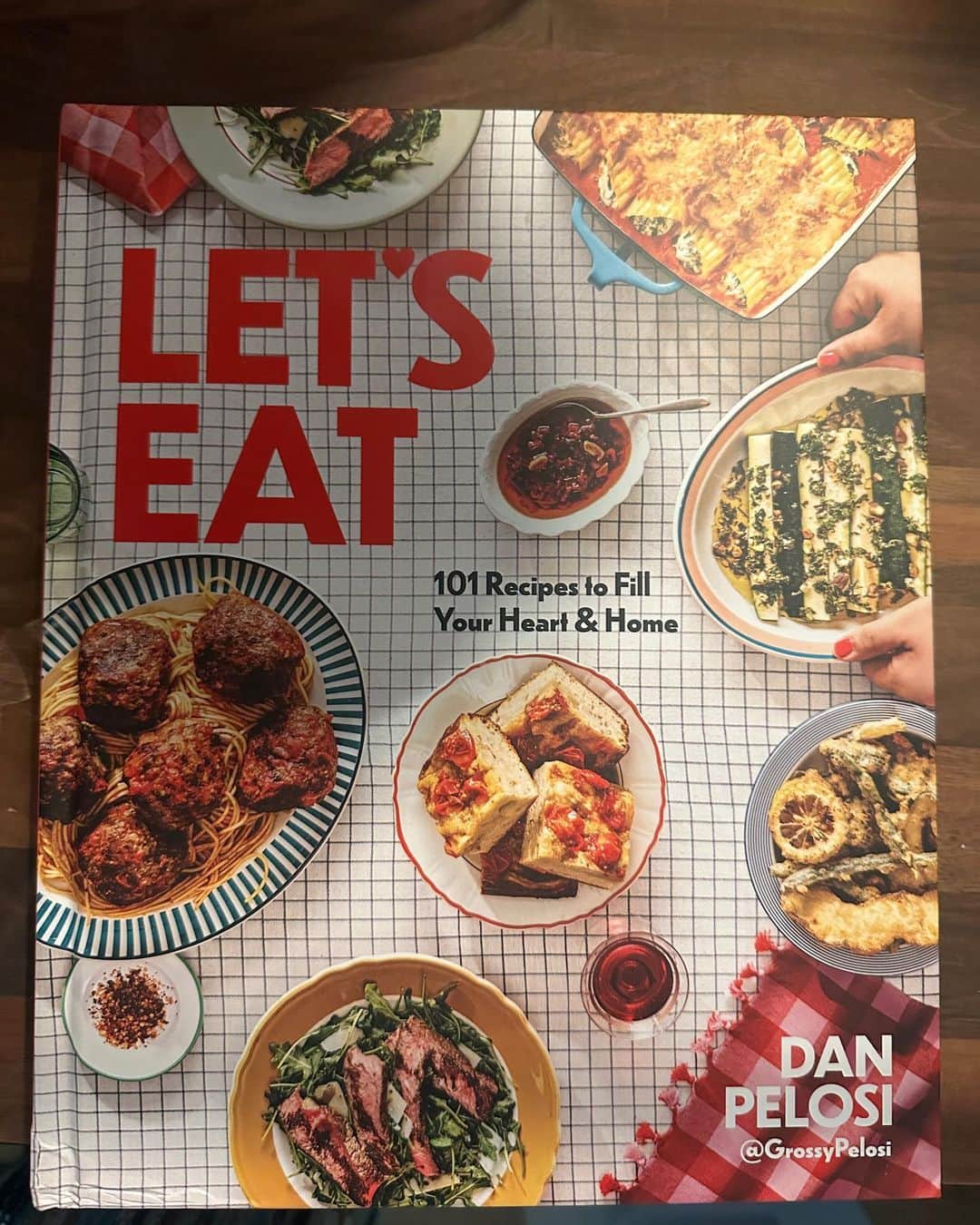 ビジー・フィリップスさんのインスタグラム写真 - (ビジー・フィリップスInstagram)「IT’S A BOOK POST! (spoiler alert - it’s mostly cookbooks!)  1. GLOSSY by @marisameltzer is not a cookbook but IS the inside story of Glossier(one of Birdie- and my- fav makeup brands) and it’s founder Emily Weiss- i absolutely love Marisa’s writing and you won’t be able to put this one down. i swear on my balmdotcom you will love it.💄 2. Having this beautiful new book celebrating the style of @clarevivier & @shopclarev on your coffee table will instantly increase the chic-ness of your living room ❤️ As you would with anything Clare V makes, buy one for your bff, your sister, your mom and yourself. 3. you know i’m a long time supporter of @wckitchen and have even had the privilege to volunteer on a kitchen with them so i’m thrilled to try out some curated recipes from their partners worldwide and read the incredible stories behind them. Also- the proceeds are going right back to fund WCK’s emergency response capabilities. i just adore Chef Jose Andres and his vision. Like everything he does, it’s thoughtful and beautiful and inclusive (and i’m sure delicious) ✨❤️✨ 4. @grossypelosi had my heart because he loved me first. 😂i mean…true! but my god- how could ANYONE not LOVE HIM❤️😍 His cookbook LETS EAT is out now! For real, i have been really wanting to get back into cooking more(in ny i feel like it’s just so EASY TO ORDER😬) and i’m v. excited to try some of his delightful recipes(and/or have him come over and make them in my kitchen??) The book has his personality through and through- which is to say- there’s nothing not to love about it❤️ 5. The holidays are almost here! so PERFECT timing for I COULD NOSH by cutie @jakecohen - So, in between making challah in his speedo on instagram, he somehow found the time to put together his follow up cook book to his NYT bestselling 1st cookbook Jew-ish (which has the distinction of being the only book in the waiting room where i get my facials) I am FOR REAL making his brisket recipe this weekend (don’t tell @emilybbb ‘s mom😬) i’ll post how it turns out! Also- he very sweetly met me on the street to hand deliver 2 copies last week so i could give one to Michelle for her bday- a true sweet❤️」9月13日 8時53分 - busyphilipps