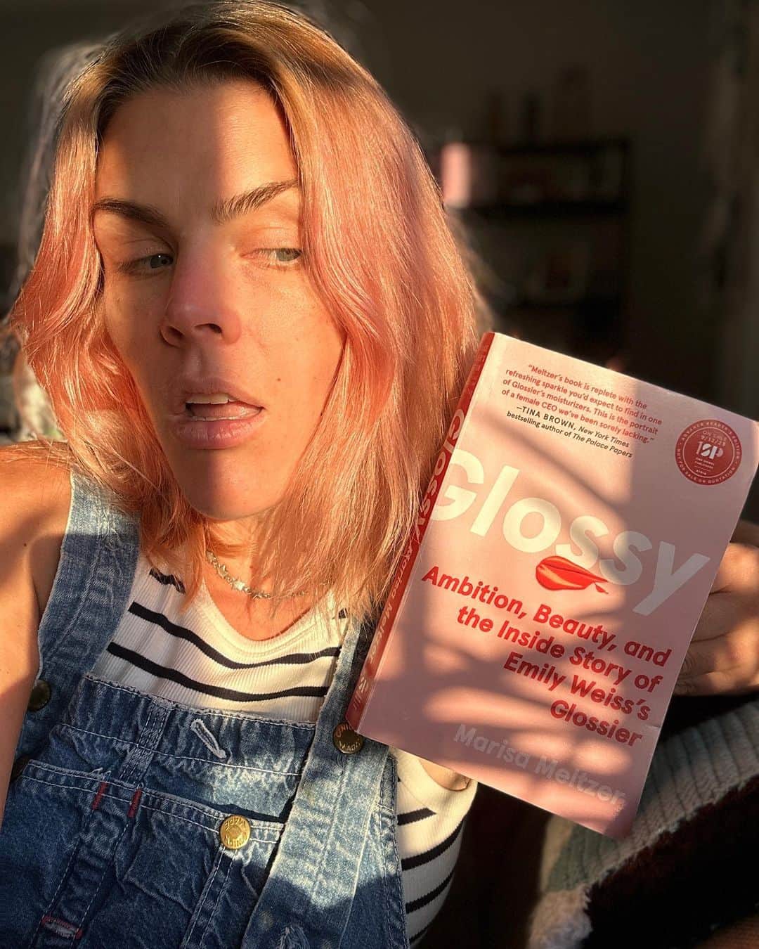 ビジー・フィリップスのインスタグラム：「IT’S A BOOK POST! (spoiler alert - it’s mostly cookbooks!)  1. GLOSSY by @marisameltzer is not a cookbook but IS the inside story of Glossier(one of Birdie- and my- fav makeup brands) and it’s founder Emily Weiss- i absolutely love Marisa’s writing and you won’t be able to put this one down. i swear on my balmdotcom you will love it.💄 2. Having this beautiful new book celebrating the style of @clarevivier & @shopclarev on your coffee table will instantly increase the chic-ness of your living room ❤️ As you would with anything Clare V makes, buy one for your bff, your sister, your mom and yourself. 3. you know i’m a long time supporter of @wckitchen and have even had the privilege to volunteer on a kitchen with them so i’m thrilled to try out some curated recipes from their partners worldwide and read the incredible stories behind them. Also- the proceeds are going right back to fund WCK’s emergency response capabilities. i just adore Chef Jose Andres and his vision. Like everything he does, it’s thoughtful and beautiful and inclusive (and i’m sure delicious) ✨❤️✨ 4. @grossypelosi had my heart because he loved me first. 😂i mean…true! but my god- how could ANYONE not LOVE HIM❤️😍 His cookbook LETS EAT is out now! For real, i have been really wanting to get back into cooking more(in ny i feel like it’s just so EASY TO ORDER😬) and i’m v. excited to try some of his delightful recipes(and/or have him come over and make them in my kitchen??) The book has his personality through and through- which is to say- there’s nothing not to love about it❤️ 5. The holidays are almost here! so PERFECT timing for I COULD NOSH by cutie @jakecohen - So, in between making challah in his speedo on instagram, he somehow found the time to put together his follow up cook book to his NYT bestselling 1st cookbook Jew-ish (which has the distinction of being the only book in the waiting room where i get my facials) I am FOR REAL making his brisket recipe this weekend (don’t tell @emilybbb ‘s mom😬) i’ll post how it turns out! Also- he very sweetly met me on the street to hand deliver 2 copies last week so i could give one to Michelle for her bday- a true sweet❤️」