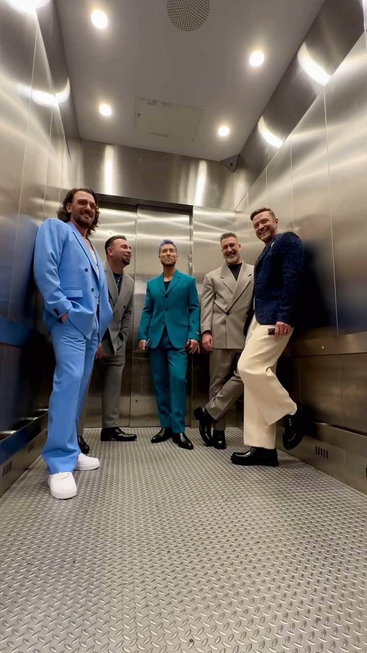 ジャスティン・ティンバーレイクのインスタグラム：「So five guys walk into an elevator…」