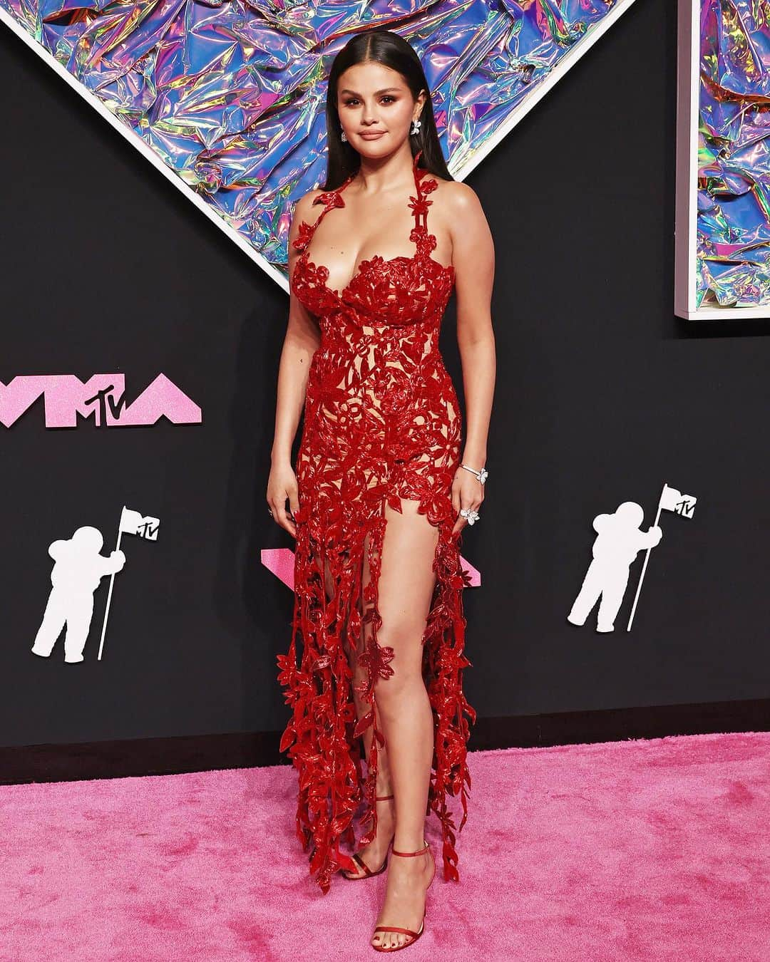 オスカーデラレンタさんのインスタグラム写真 - (オスカーデラレンタInstagram)「Femme fatale ♥️. @selenagomez is radiant in a custom hand-beaded scarlet gown, featuring a halter neckline and floral tendril skirt. #odlrredcarpet #VMAs」9月13日 8時56分 - oscardelarenta