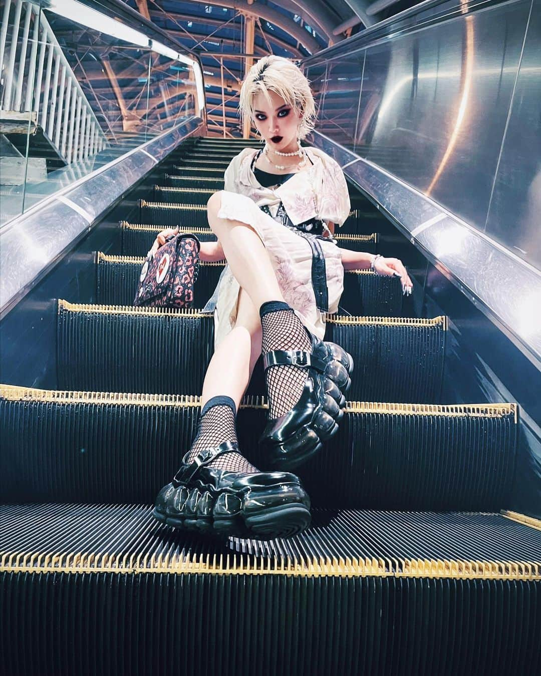 北出菜奈さんのインスタグラム写真 - (北出菜奈Instagram)「_ _ 👽🖤new shose🖤👽  ソールのディテールとストラップシューズの組み合わせがかわいくて、しかも、軽くてクッション性があって、動きやすいの！最強のシューズ🌹  @mikiosakabe_jennyfax_clothing  @mikiosakabe  #mikiosakabe」9月13日 8時57分 - nana_kitade