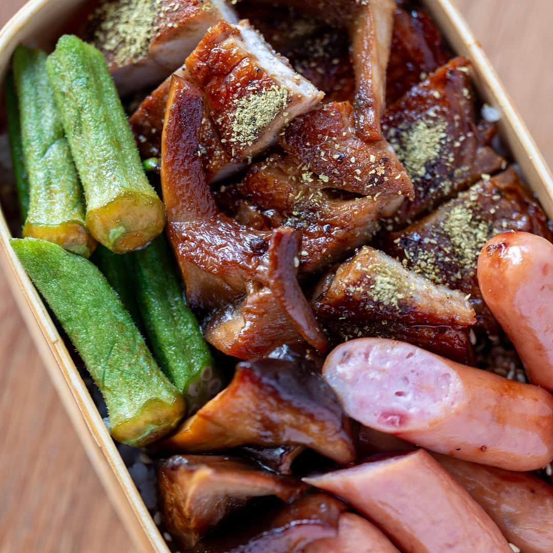 のインスタグラム：「Today’s bento.  豚肉の蒲焼風。  #leica_photos #leicaphoto #leicaphotography #leicasl #leicasl601 #foodphotography #foodphotographyandstyling #bento #lunchbox」