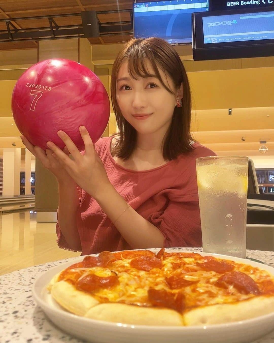 佐々木晴花のインスタグラム：「・ ・ この前1人ボーリングしてきた🤣🎳  結果は凄いことに…！！！ その様子は9月後半あたりにYouTube出せると思うのでお楽しみに～💗  今回伺ったのは、  「ディグボウル吉祥寺」さん @digbowl.kichijoji   ラグジュアリーでお洒落～な空間🪩✨ ドリンクやフードも充実していて、美味しくほろよいながら1人ボーリング楽しめました🤭💗  スタッフの方もとっても優しかったなぁ🥰 是非皆さんも遊びに行ってみて下さい✨ ・ ・ ・ #ディグボウル吉祥寺 #digbowl #ボウリング #ボーリング #吉祥寺レジャー #吉祥寺カフェ #吉祥寺グルメ#吉祥寺デート #吉祥寺ディナー #吉祥寺グルメ #吉祥寺散歩 #ボウリング女子#取材協力 #佐々木晴花#YouTuber #アラサー女子 #ソロ活  #ソロ活女子 #おひとりさま女子 #おひとりさまの休日」