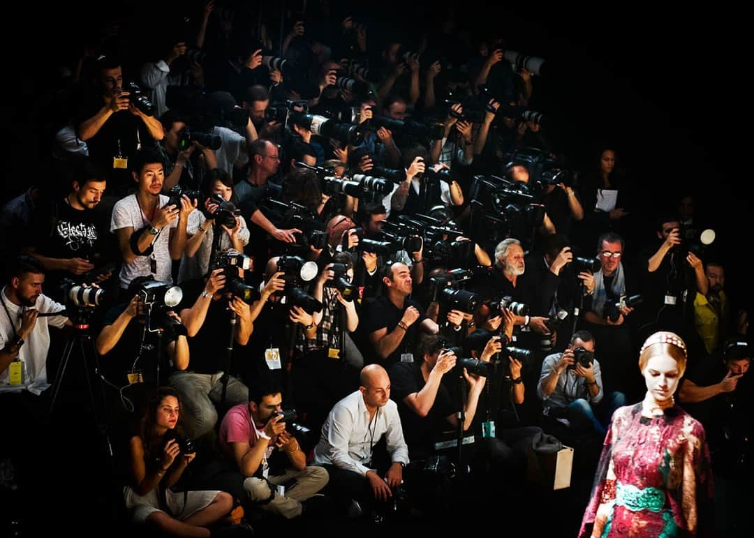 ナショナルジオグラフィックさんのインスタグラム写真 - (ナショナルジオグラフィックInstagram)「Photos by @dina_litovsky | Backstage at New York Fashion Week, a model waits for the runway cue. The ultimate spectacle for fashion aristocracy, the event is held twice a year in New York, London, Paris, and Milan. The glamorous shows are perfectly packaged for photographers and front-row attendees, but the reality backstage is a bit different. Models often have grueling hours and walk several runways a day. I photographed these images from behind the scenes and from the front row in the New York and Paris fashion weeks. For more images, follow me @dina_litovsky.」9月13日 9時00分 - natgeo