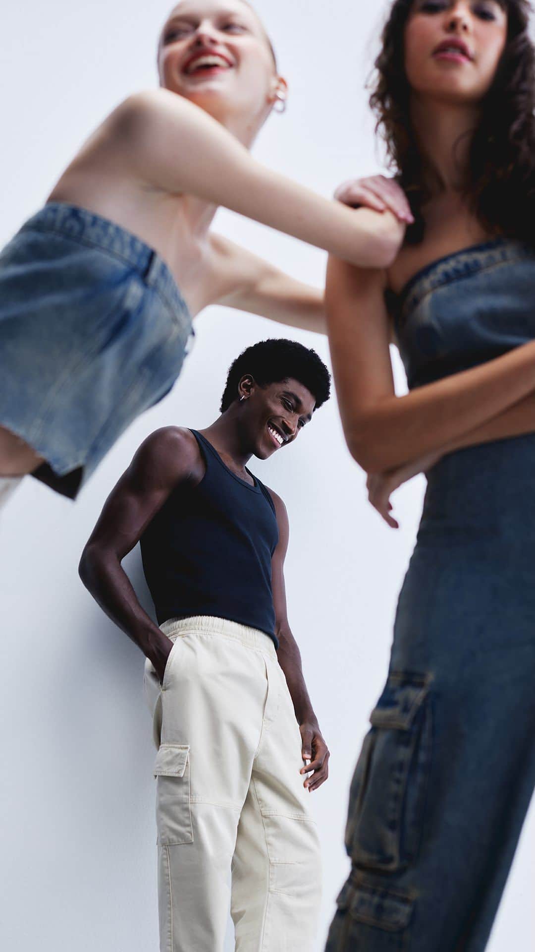 ロジャス・レナーのインスタグラム：「Jeans perfeitos para chamar de seu.💙🤌 Se jogue nas tendências do momento, como modelagens diferenciadas, tons metalizados e clássicos repaginados para deixar seus looks mais fashionistas. Encontre suas peças favoritas e garanta no site, app ou lojas. #Jeans #MaisJeans #ReJeans   top corset 872445824| calça wide leg 868846570 | calça wide leg jeans 841269021 | camisa overshirt 835846531 | sandália rasteira 853246889 | camisa jeans 848451298 | saia curta jeans 848459302 | blusa cropped 806446440 | calça anos 90 jeans 848459572 | óculos de sol 782449901 | jaqueta trucker 874864686 | calça loose jeans 877870951 | regata regular 553066860 | sapato em couro 796251891 | saia midi 853247865 | calça cargo 835247183 | tênis street 553103181 | sandália rasteira 853246889 | macacão tomara que caia 864655944」