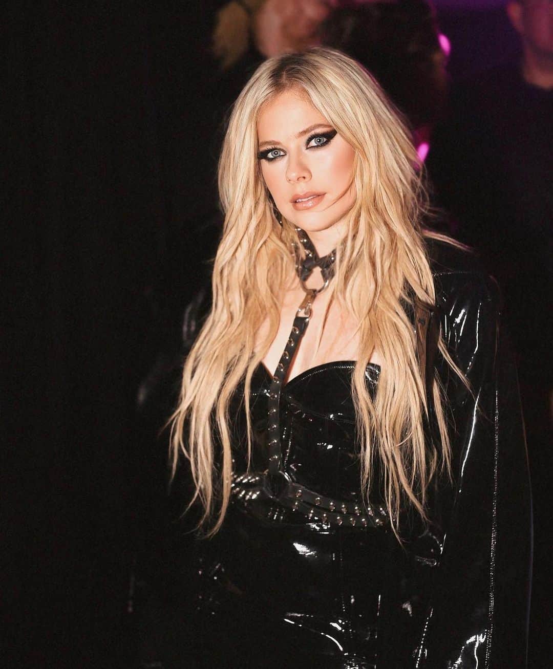 ZANA BAYNEのインスタグラム：「AVRIL ❤️‍🔥  @avrillavigne wearing the Spiked Gigi Harness styled by @lynalyson_ 📸 @yourlovediaryy」