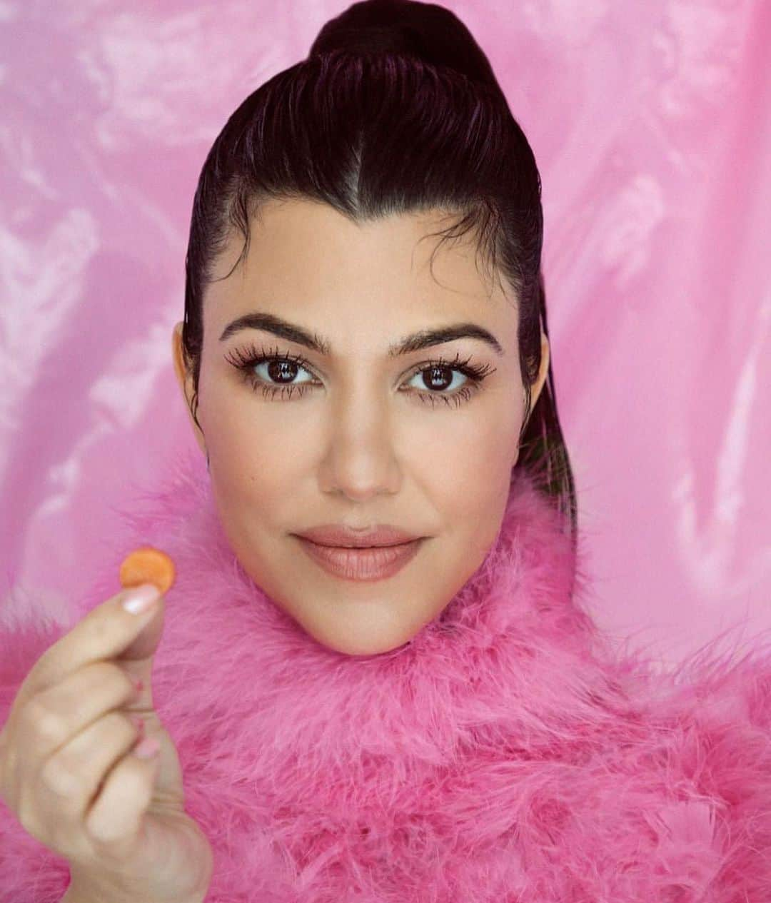 クリス・ジェンナーのインスタグラム：「Congratulations @kourtneykardash and @lemme on the much-anticipated launch of Lemme Glow –the ultimate beauty complex! Glow is a revolutionary blend of antioxidants, pro-retinol vitamins, minerals, and Grass-Fed Multi-Collagen Peptides for radiant skin, thicker hair, and strong nails. Shop Lemme Glow now on lemmelive.com 🤍✨」