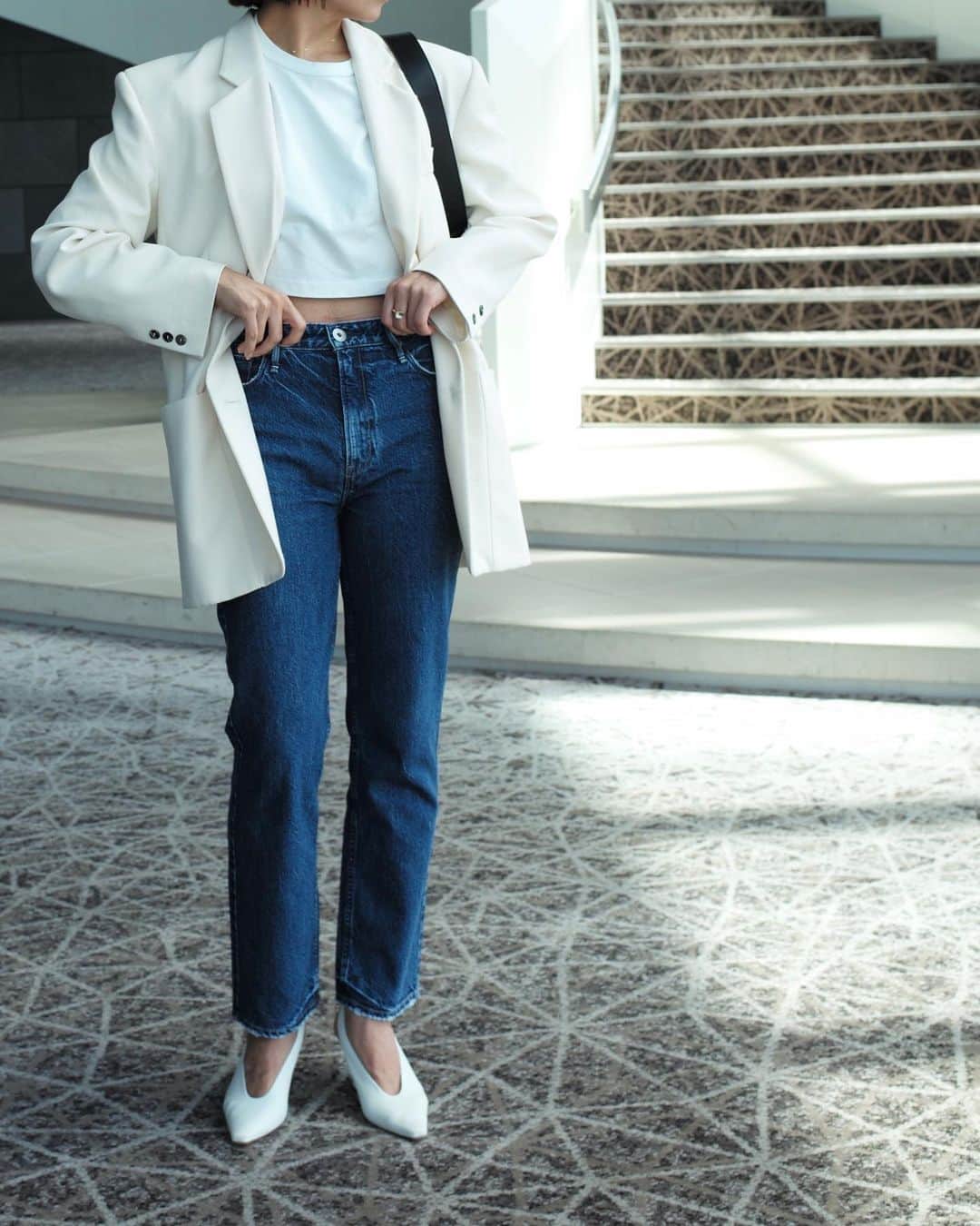 のインスタグラム：「👖💙🖤 ＿＿＿＿＿＿＿＿＿＿ ・ テーパードに、フレア ハイライズに、ローライズ、 丈感、ゆとり、すぼみ方 色落ちに柔らかさ固さ、ストレッチのアリナシ… 今の自分の気分や体型(腰の肉付き、お尻の上がり具合や垂れ具合)にぴったりのデニムを見つけるのは、ドラマチックな出会いでしかない。と私は思っていて、  大草さんがよくおっしゃっている言葉をお借りすると、 私もここ1.2年、自分の顔とカジュアルなデニムが似合わない気がして、「デニムと少し距離を置く」をしていたのですが、  @upperhights の" THE KELLY" 本当にプレーンでストレートなこのコがいまの自分とピッタリしっくりきたものだから、ブルーとブラックを色違いで🥰  秋冬定番のふあふあニットとのバランスもとても良さそうで、いまからホクホクしております💙🖤  #denim / @upperhights #upperhights  #jacket / #nanushka  #tshirt / 着古したTシャツを短くカットオフ #bag / #osoi  #shoes / #bottegaveneta」