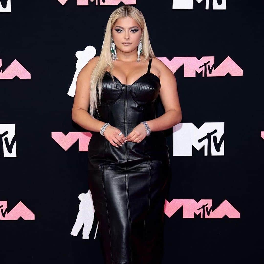 ELLE Magazineさんのインスタグラム写真 - (ELLE MagazineInstagram)「#Shakira, #KarolG, #DemiLovato, and more artists brought their fashion A-game to the MTV #VMAs red carpet💫 Tap the link in bio for all the looks.」9月13日 9時19分 - elleusa