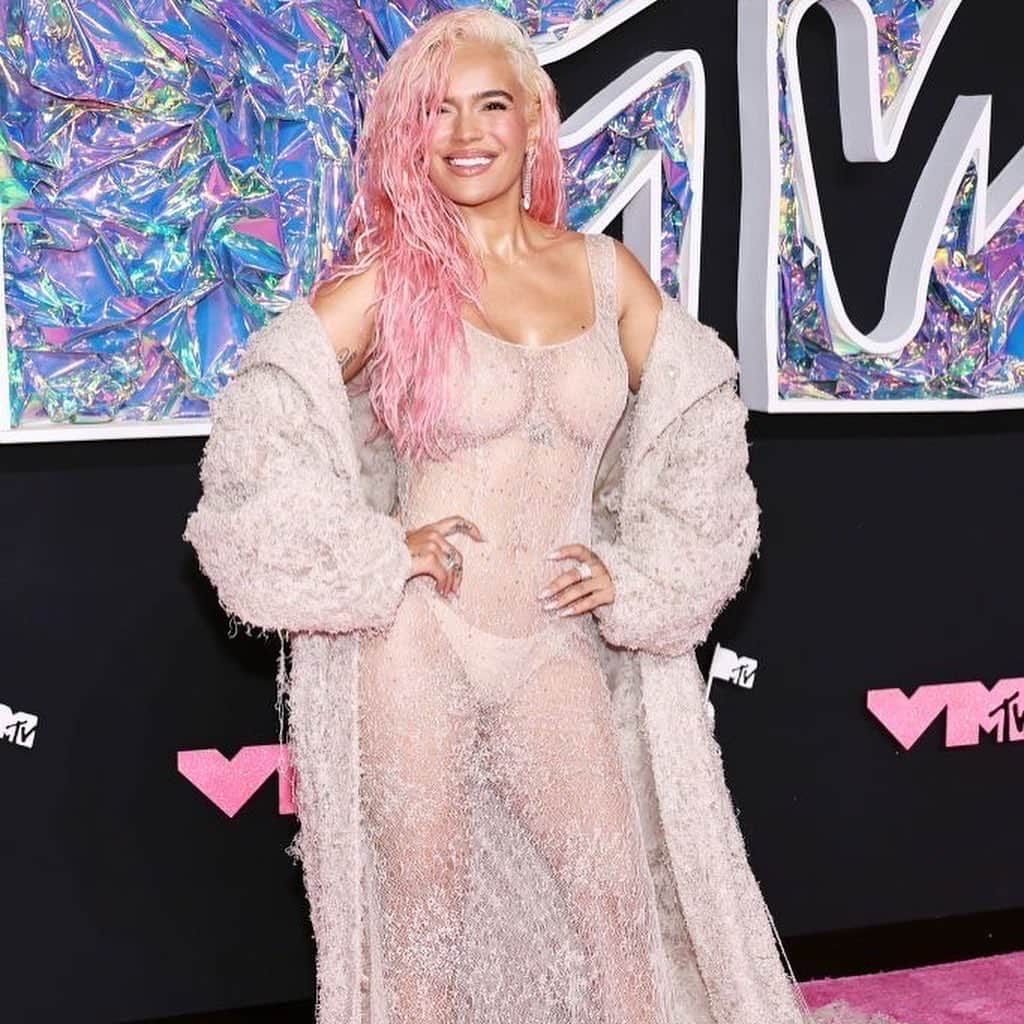 ELLE Magazineさんのインスタグラム写真 - (ELLE MagazineInstagram)「#Shakira, #KarolG, #DemiLovato, and more artists brought their fashion A-game to the MTV #VMAs red carpet💫 Tap the link in bio for all the looks.」9月13日 9時19分 - elleusa