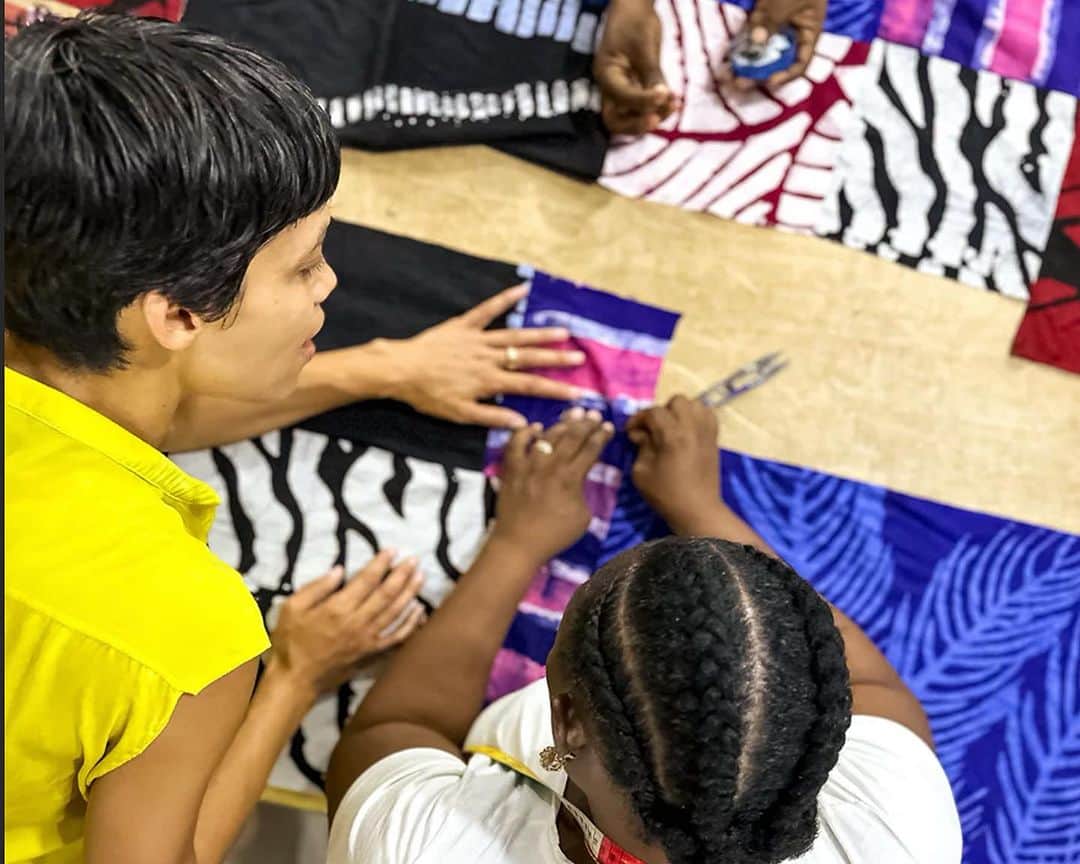 ロザリオ・ドーソンのインスタグラム：「We are bound together much like the connectedness of heirloom quilts.  Handmade by artisans🇬🇭  Under the sustaining sun ☀️  With love and gratitude 🤍  @yahoo x @studiooneeightynine   #ReadytoVote #DesignYourRights #YahooxStudio189 #Sponsored  Shop the collection ✨www.studiooneeightynine.com ✨」