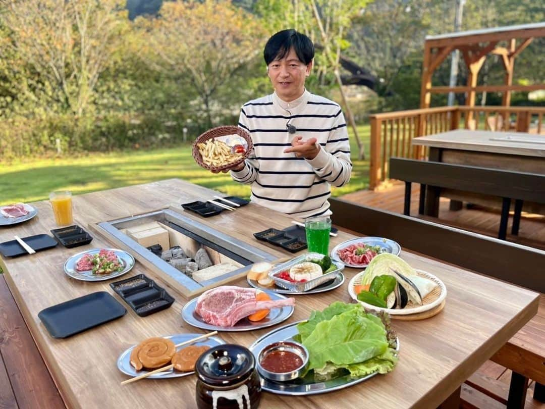 依田司さんのインスタグラム写真 - (依田司Instagram)「9月13日（水） 群馬県桐生市から。 大自然の中に建つ真新しい２つの建物。 あすオープンする「スミテラス森のヴィレッジ」。それぞれ、地元食材をふんだんに使用したBBQとカフェが楽しめます。 BBQは、暑さ、寒さ、雨を気にしない、全天候型。炭火を使った本格派、天井も高くとても開放的です。 一番の特徴は、体験型。楽しみながら食べていただこうと…なんとポテトフライのジャガイモを自分でカットできるんです。 外せないのは「上州牛のやきすき」です。 中継では坪井さんの許可も出て②枚目も頂きました笑。 さらにお隣のカフェでは…最上級ホテルでの経験を活かしたシェフが作るマダガスカル産超高級バニラビーンズを使用した ふゎふゎの米粉パンケーキがお勧め。  帰りがけ、桐生市をこよなく愛する社長様より「KIRYU ALOHA」を頂きました。着物の生地から手作りしたアロハで、柄は秋桜。大切に愛用します。お店は、羽田空港第1ターミナル4階にもあるそうです。   #スミテラス森のヴィレッジ #KIRYUALOHA #GAP #ギャップ #依田さん #依田司 #お天気検定 #テレビ朝日 #グッドモーニング #気象予報士 #お天気キャスター #森林インストラクター #グリーンセイバーアドバンス #プロジェクトワイルド #IPCC伝導者 #japan #japantrip #japantravel #unknownjapan #japanAdventure #japanlife #lifeinjapan #instagramjapan #instajapan #療癒 #ilovejapan #weather #weathercaster #weatherforecast」9月13日 9時28分 - tsukasa_yoda