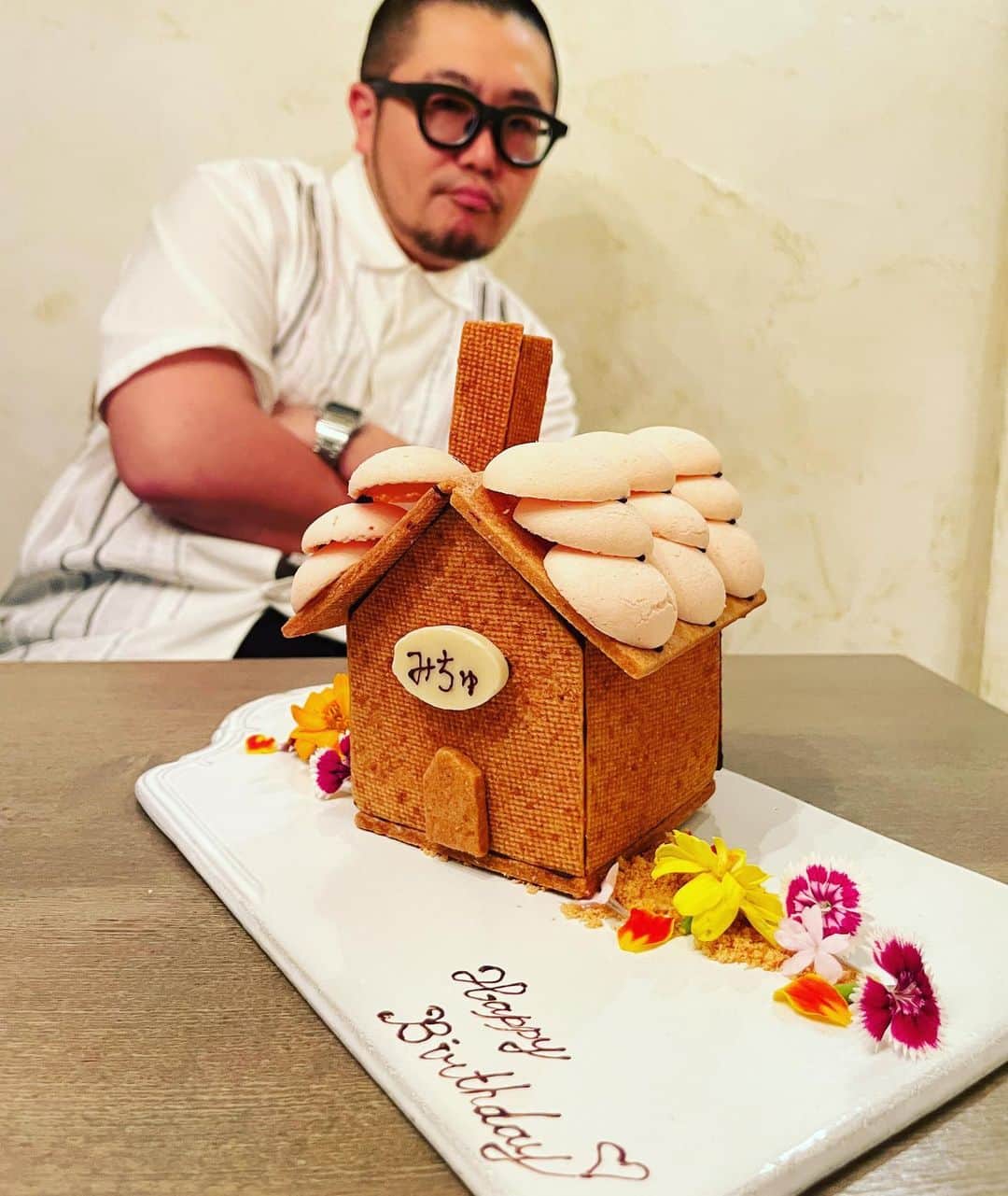 三浦崇宏さんのインスタグラム写真 - (三浦崇宏Instagram)「#birthday  #happybirthday  #sweet  #cake  #誕生日 #おめでとう #ケーキ #instagood  #おじさんの誕生日といえばお菓子のお家と聞いて」9月13日 9時32分 - takahiro3ura