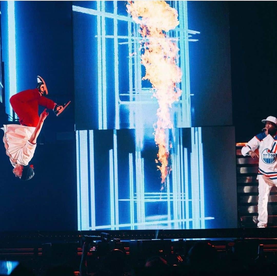 トニー・イエイヨーさんのインスタグラム写真 - (トニー・イエイヨーInstagram)「Sold out Arenas, pyro 🧨, light shows , lasers , confetti cannons, 30 dancers @50cent  got Mc Hammer Budgets 😂 @bransoncognac @lecheminduroi @passportboyzinc .」9月13日 9時35分 - tonyyayo