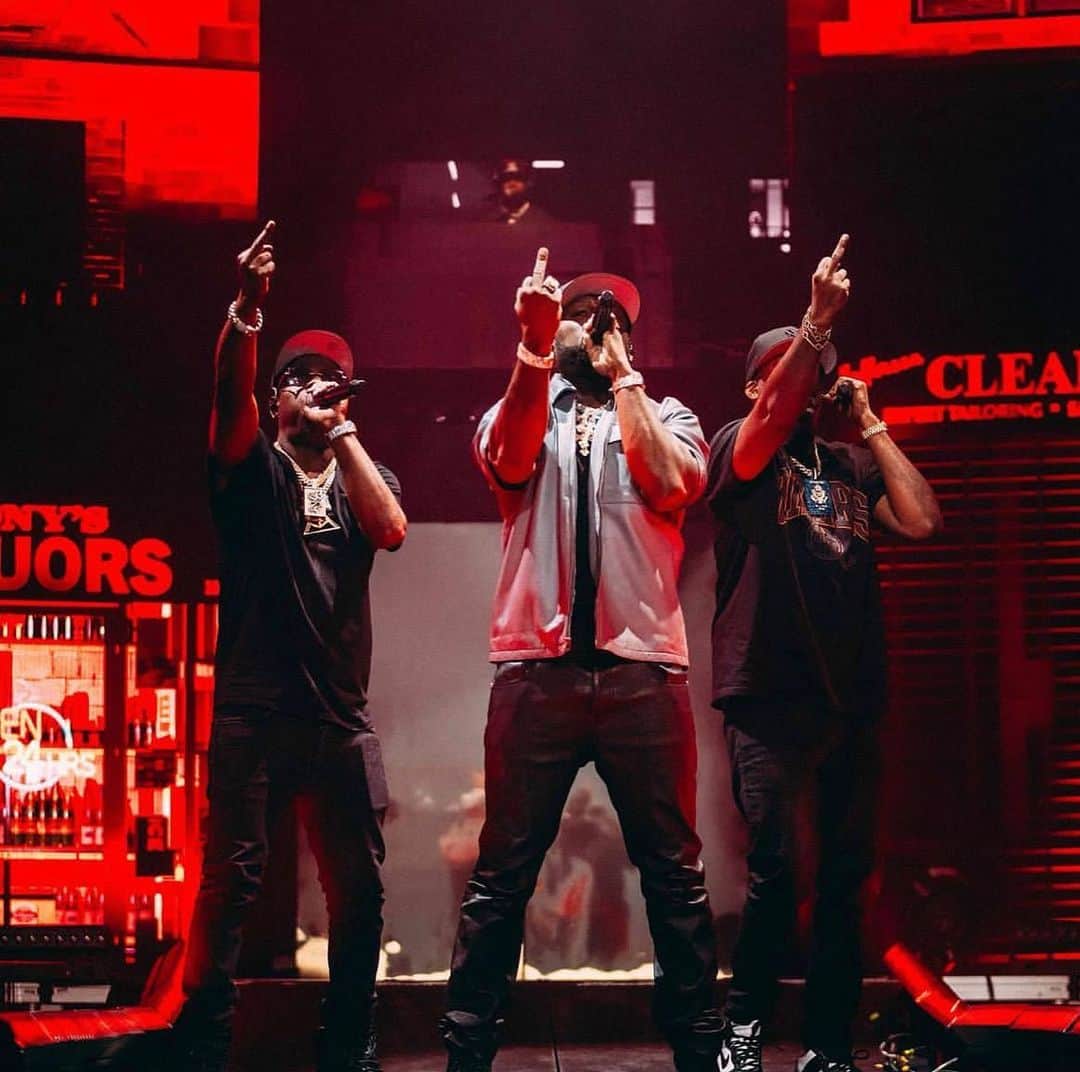トニー・イエイヨーさんのインスタグラム写真 - (トニー・イエイヨーInstagram)「Sold out Arenas, pyro 🧨, light shows , lasers , confetti cannons, 30 dancers @50cent  got Mc Hammer Budgets 😂 @bransoncognac @lecheminduroi @passportboyzinc .」9月13日 9時35分 - tonyyayo