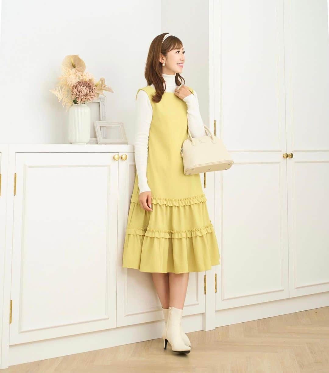 のインスタグラム：「新色追加発売♥️  大人気ワンピースに新色ライムイエロー、グレイッシュピンクが追加発売されました。  ライムイエローは、マスタードっぽいイエローで、グレイッシュピンクも、秋冬らしいくすみ感を足した、これからの季節にピッタリなお色味です。  残暑厳しい初秋は、ノースリーブにカーディガンやボレロを羽織って、また、冬は、長袖ニットを重ね着したレイヤードスタイルがオススメです。  そのままサラリと着て、締め付け感のない、着心地抜群のAラインワンピース。  コーディネートにベルトをプラスすれば、シルエットの美しいフィット&フレアワンピースに。  ティアード フリルギャザーヘム ワンピース @primascherrer   #和泉佳子　#プリマシェレル　#ジョイントスペース　#jointspace 　#ワンピース　 #ファッション　#コーディネート　#ファッション好きな人と繋がりたい　#新色　　#mustbuy  #coordinate」